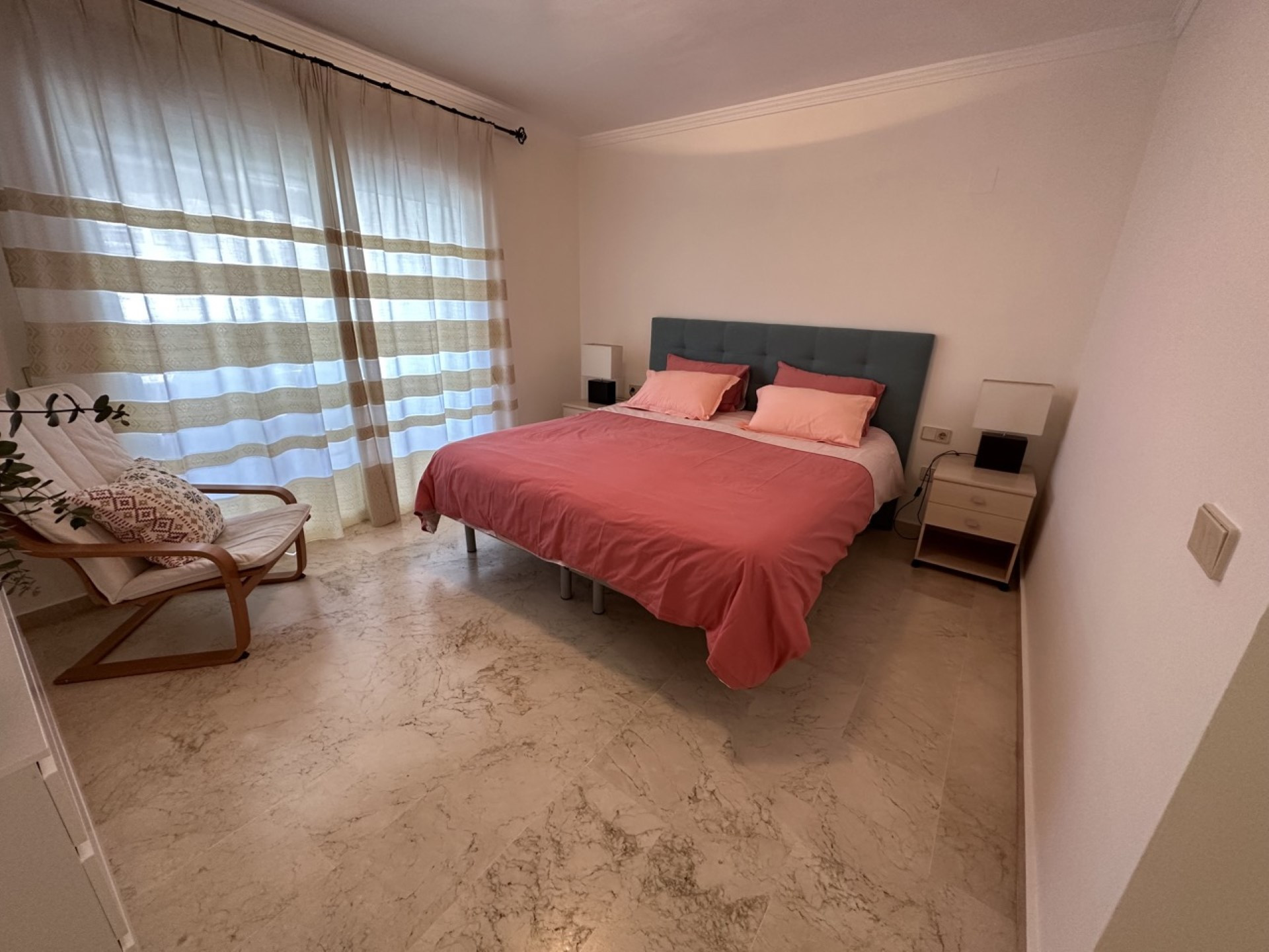 Hermoso apartamento de 2 dormitorios con orientación oeste lado playa en Terrazas de Banus, Puerto Banus.  