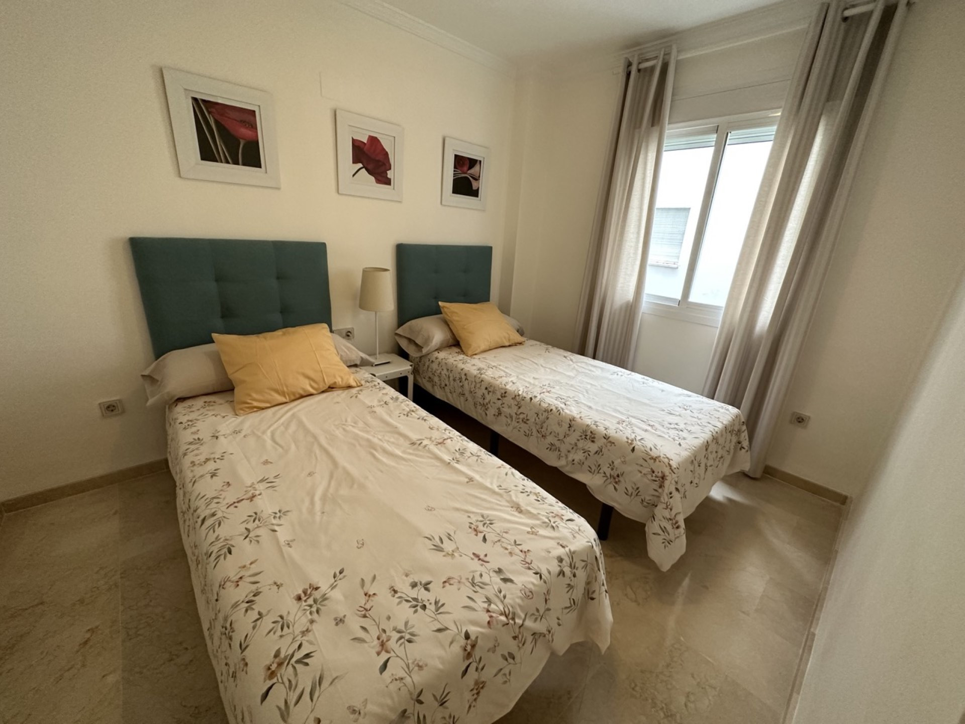 Hermoso apartamento de 2 dormitorios con orientación oeste lado playa en Terrazas de Banus, Puerto Banus.  