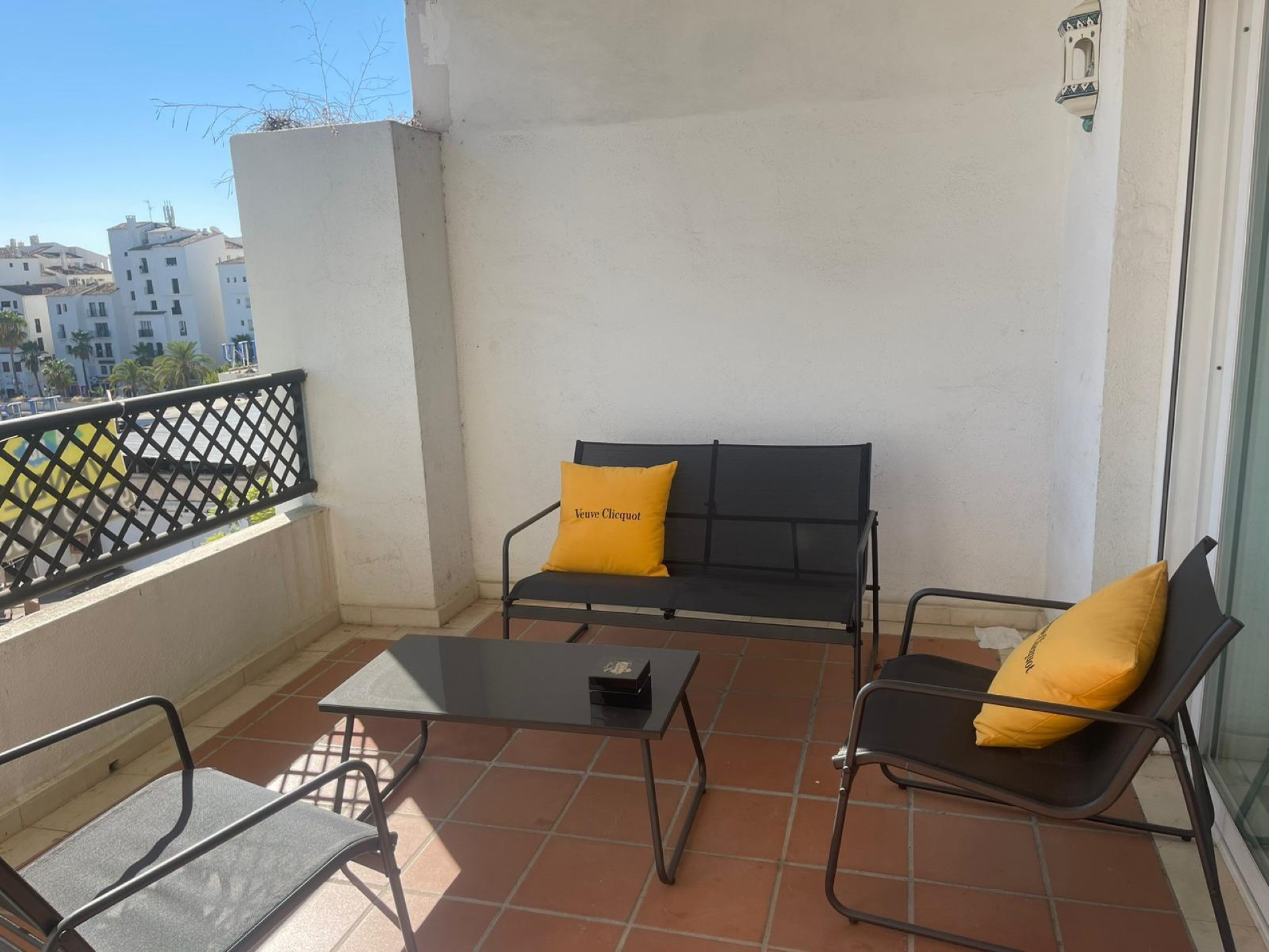 Apartamento de 2 dormitorios en Puerto Banús con preciosas vistas a la Plaza Antonio Banderas