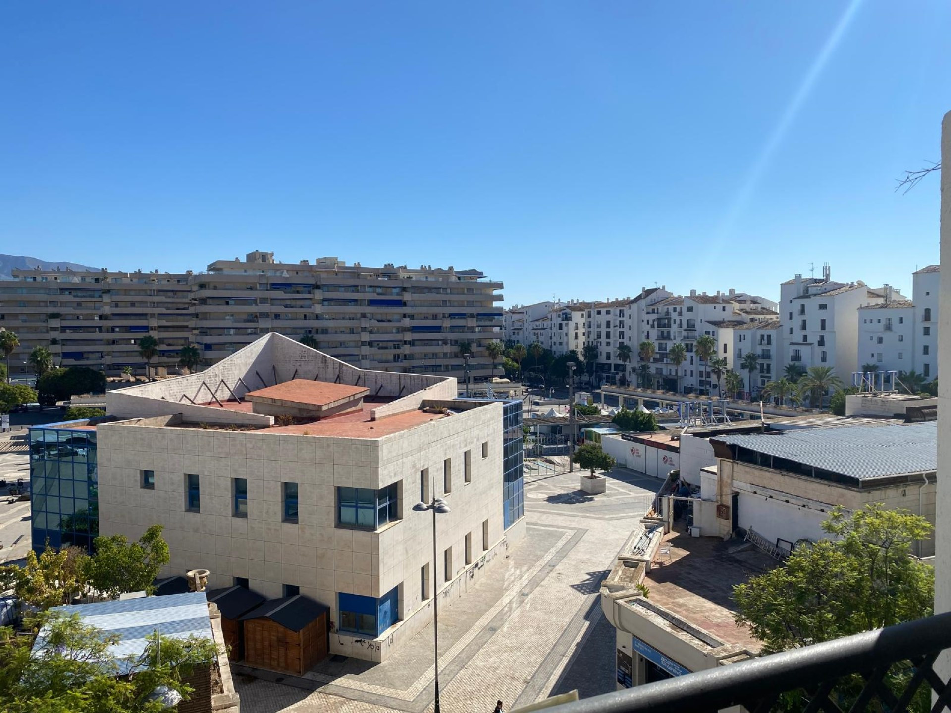 Apartamento de 2 dormitorios en Puerto Banús con preciosas vistas a la Plaza Antonio Banderas