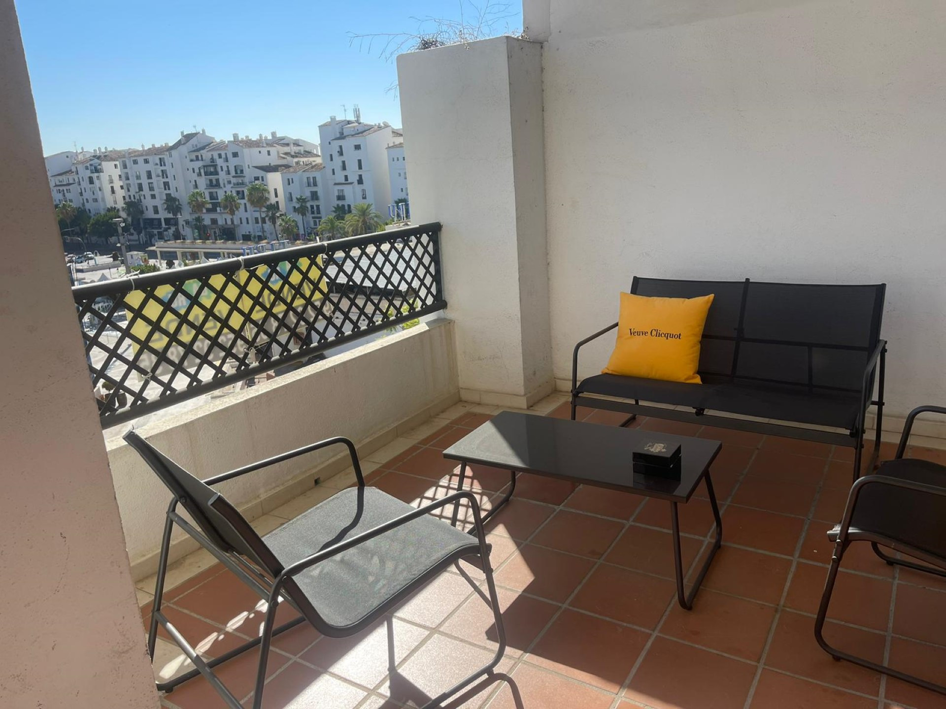 Apartamento de 2 dormitorios en Puerto Banús con preciosas vistas a la Plaza Antonio Banderas