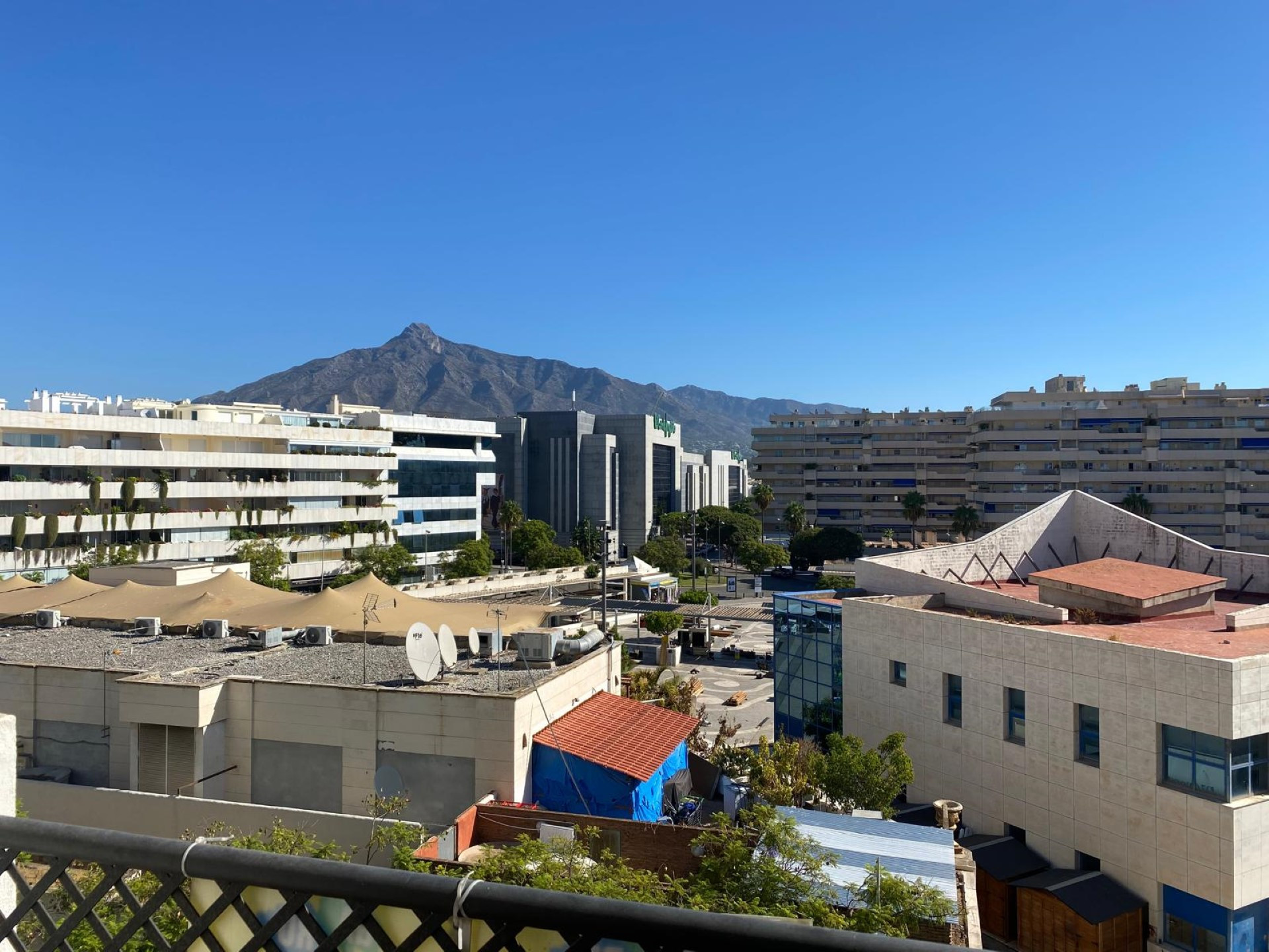 2 bedroom apartment in Puerto Banus with lovely views over Plaza Antonio Banderas