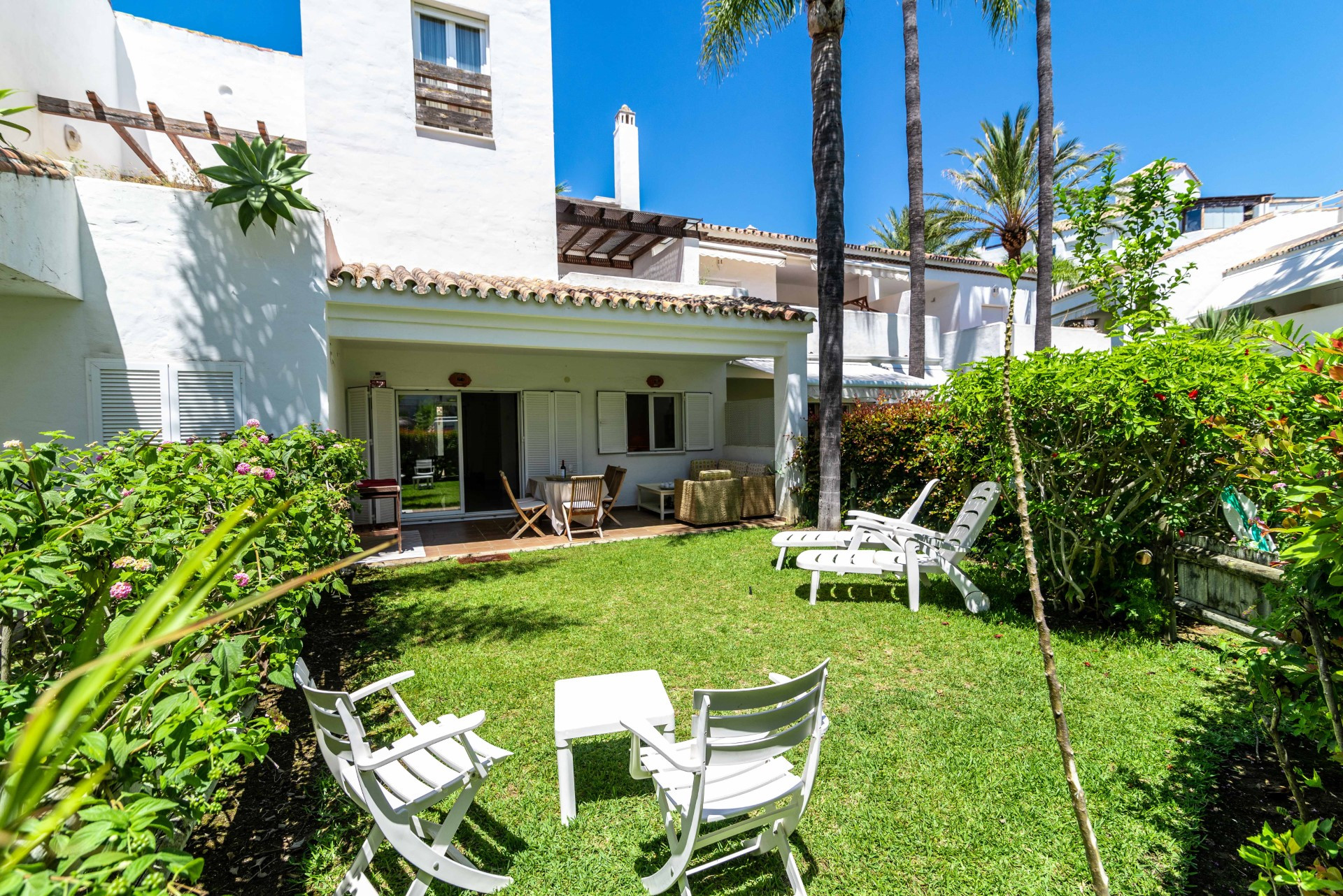 Spacious 4 bedroom beachfront townhouse in Bahia de Marbella, Marbella East 