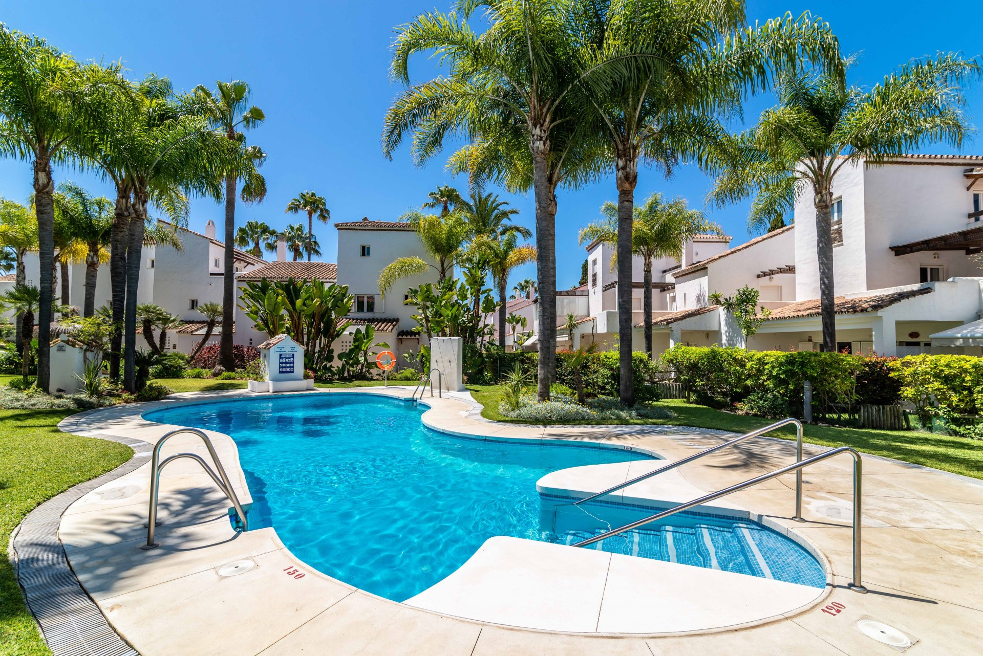 Spacious 4 bedroom beachfront townhouse in Bahia de Marbella, Marbella East 