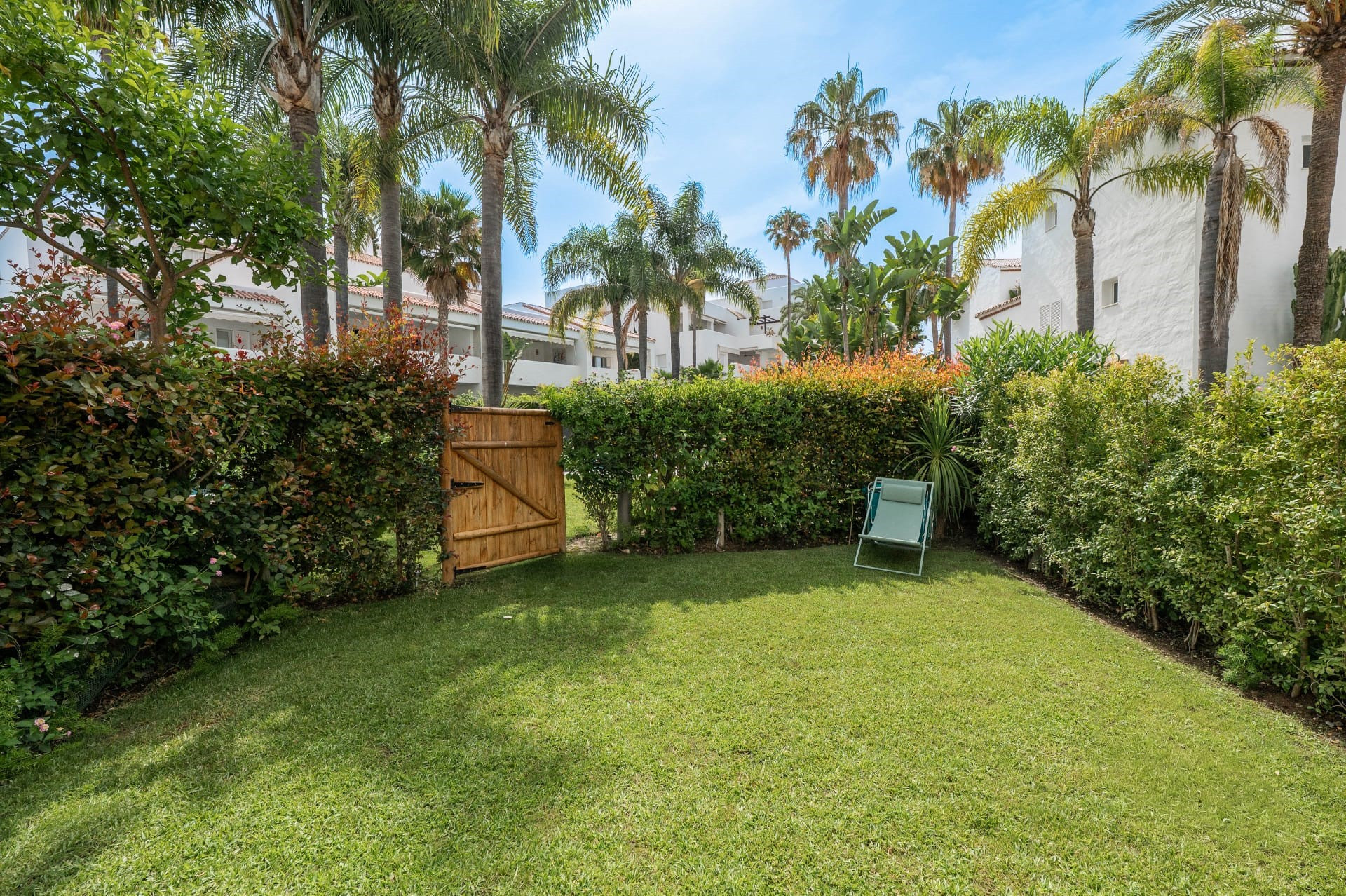 Spacious 4 bedroom beachfront townhouse in Bahia de Marbella, Marbella East 