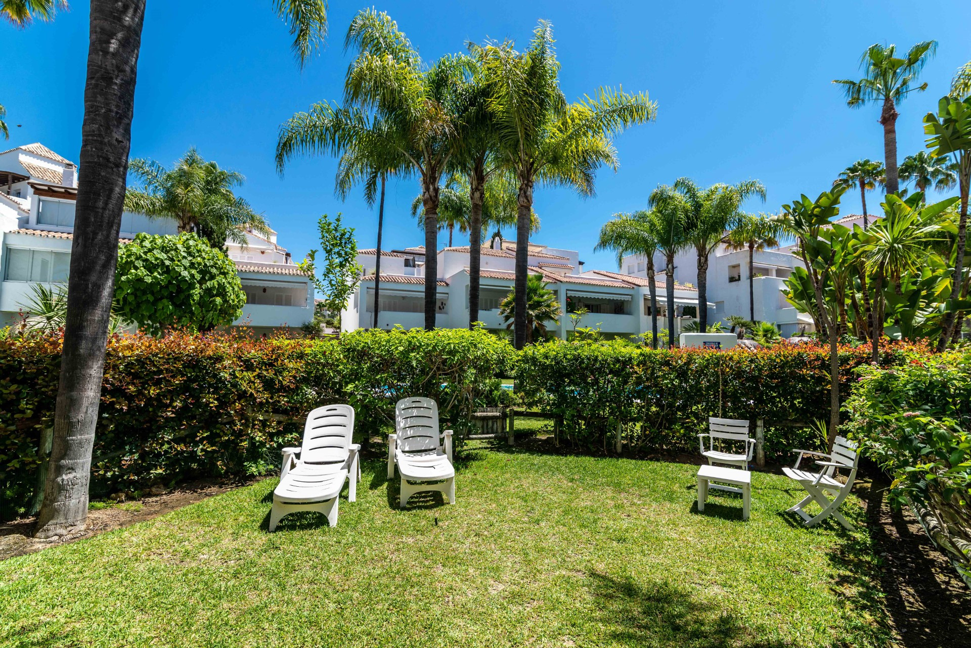 Spacious 4 bedroom beachfront townhouse in Bahia de Marbella, Marbella East 