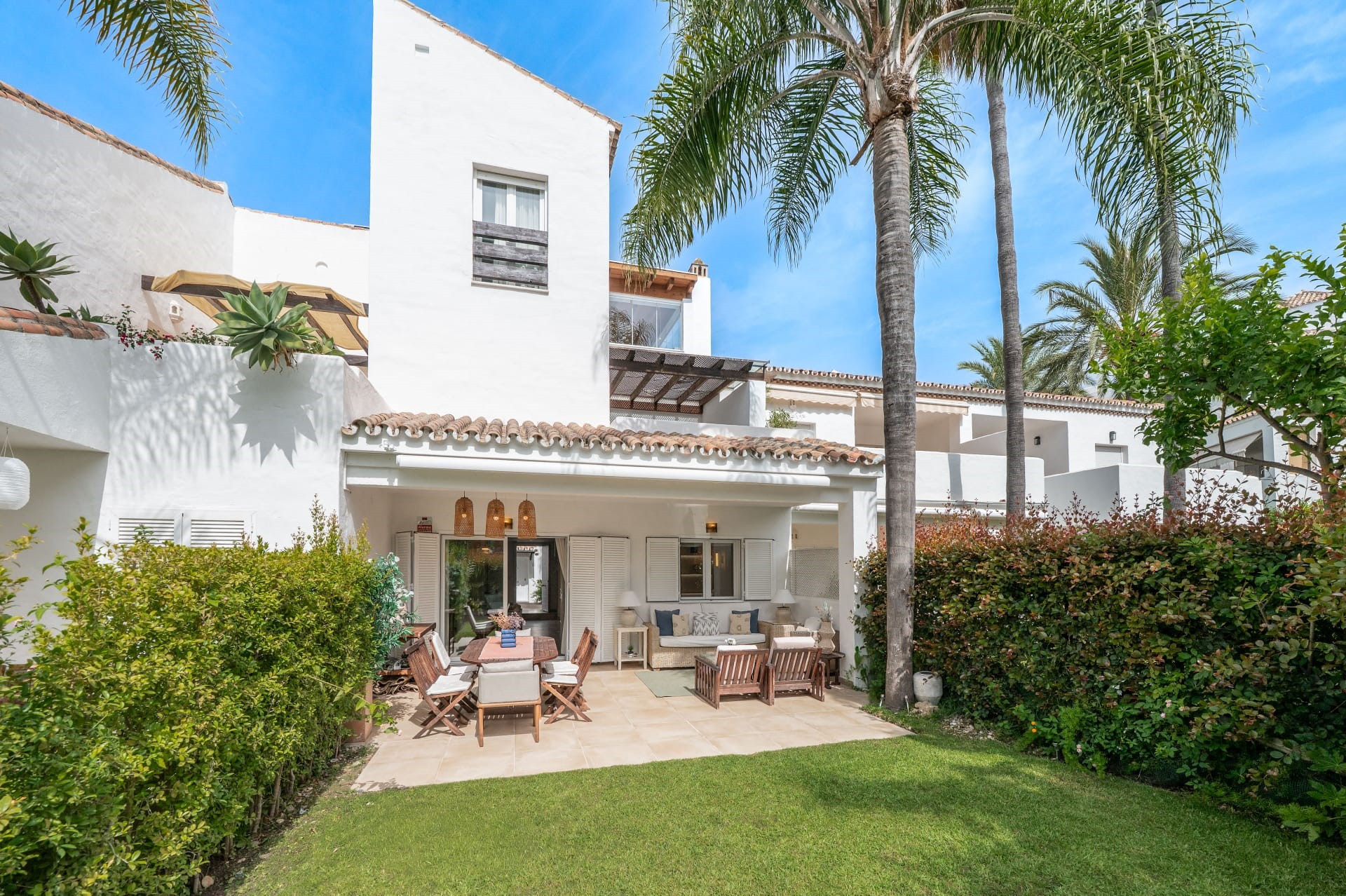 Spacious 4 bedroom beachfront townhouse in Bahia de Marbella, Marbella East 