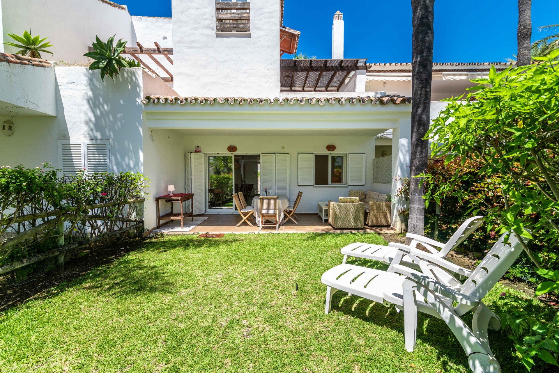 Spacious 4 bedroom beachfront townhouse in Bahia de Marbella, Marbella East 