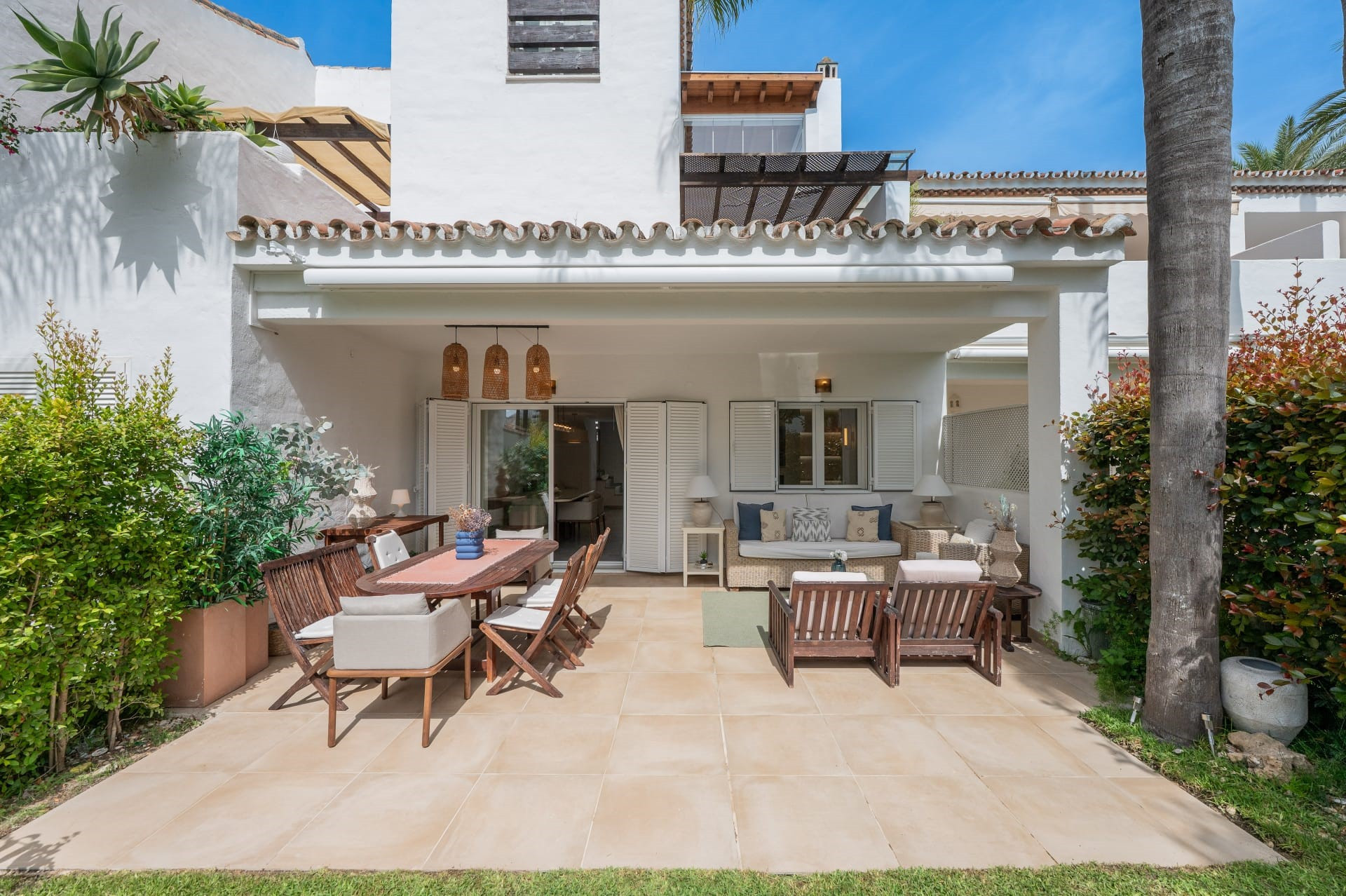 Spacious 4 bedroom beachfront townhouse in Bahia de Marbella, Marbella East 