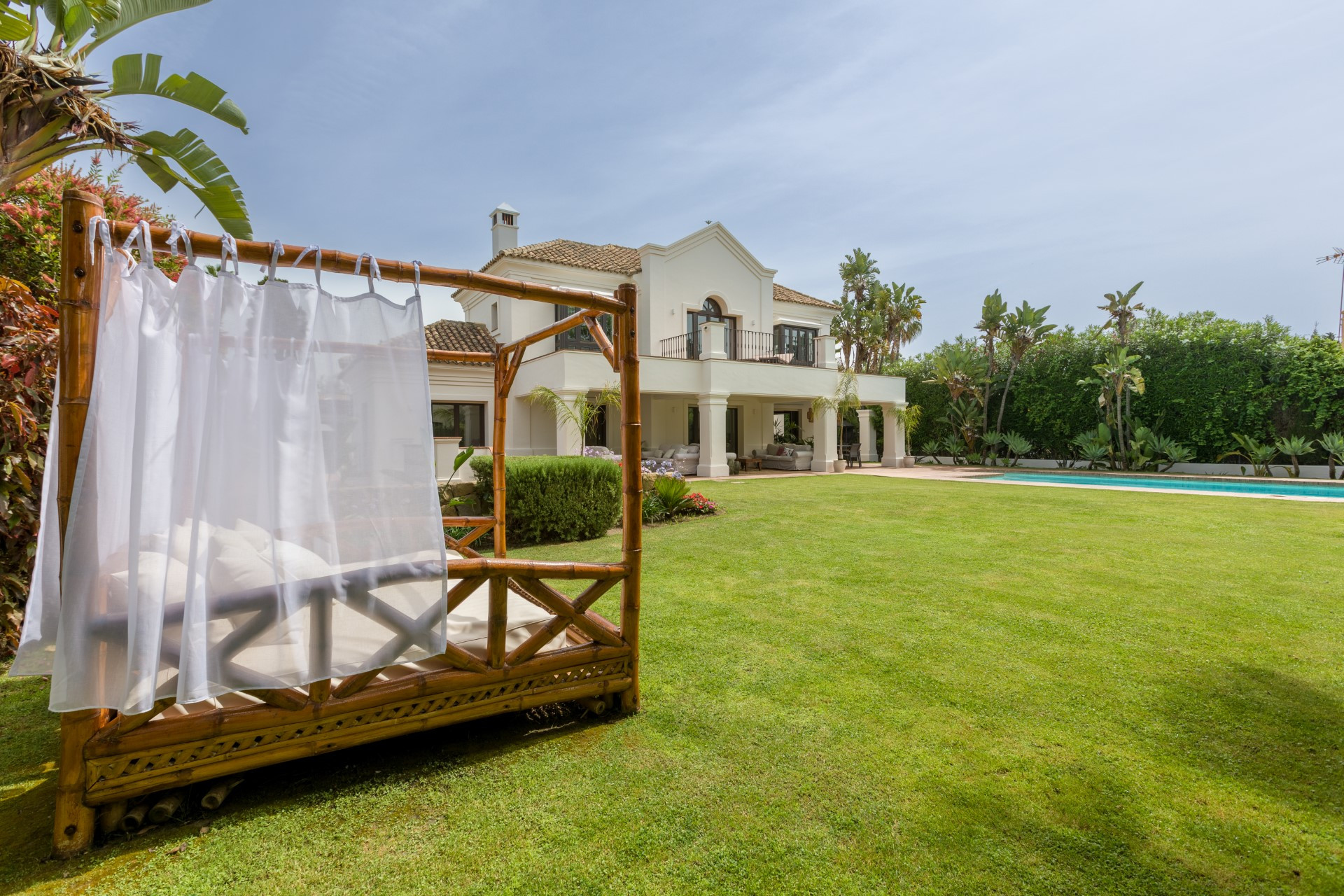 An elegant beachside 5 bedroom family villa in Casasola