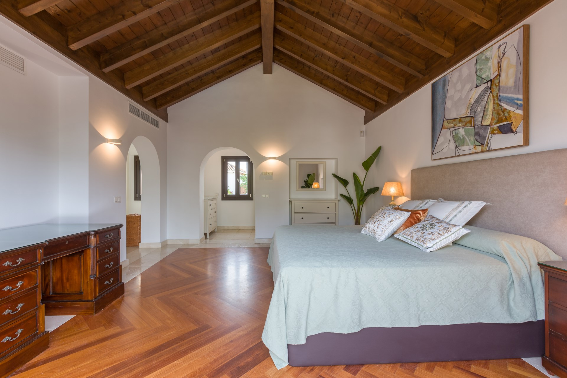 An elegant beachside 5 bedroom family villa in Casasola