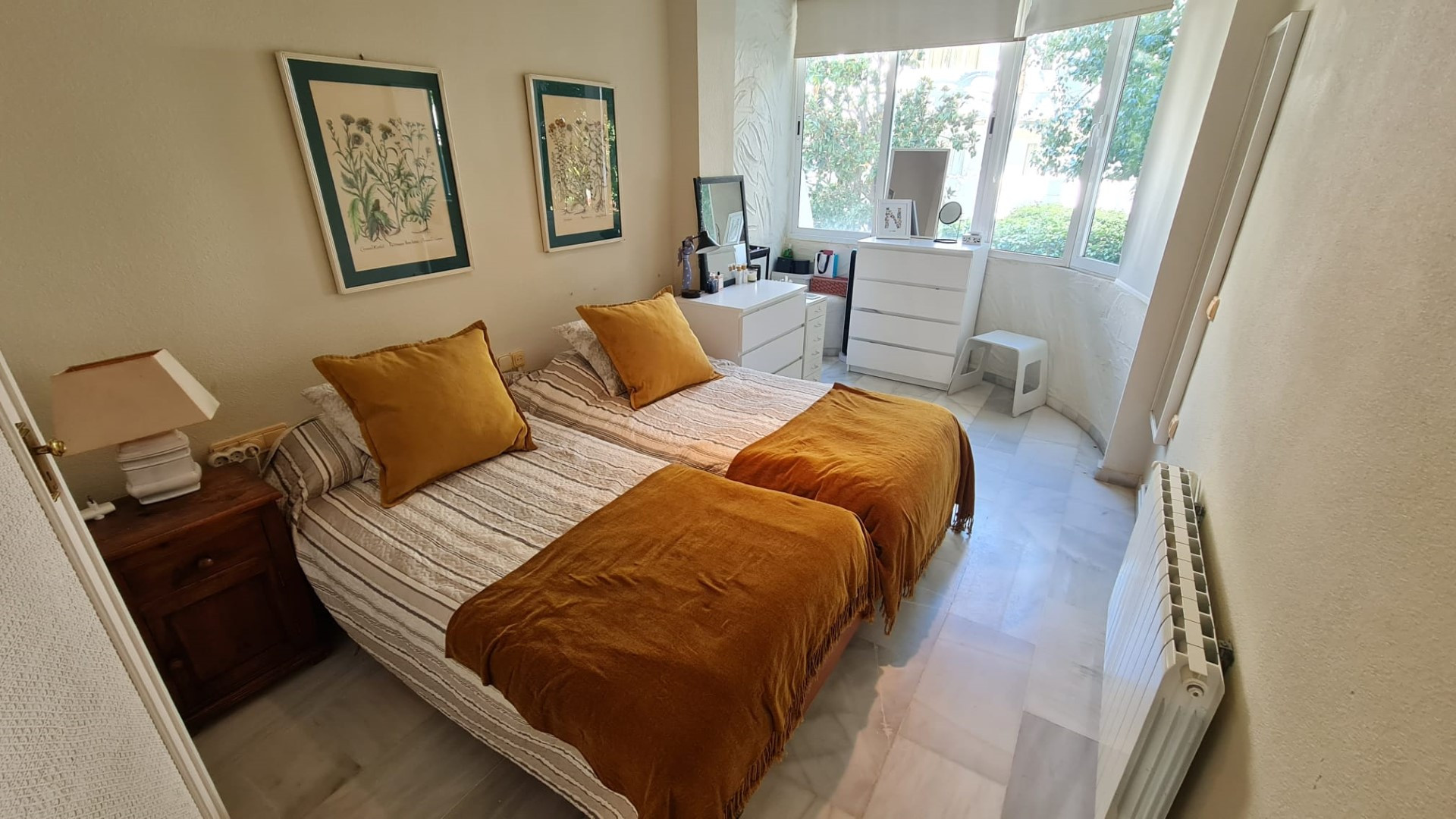 Fantástica ubicación, apartamento dúplex en planta baja de 3 dormitorios en Marbella Real