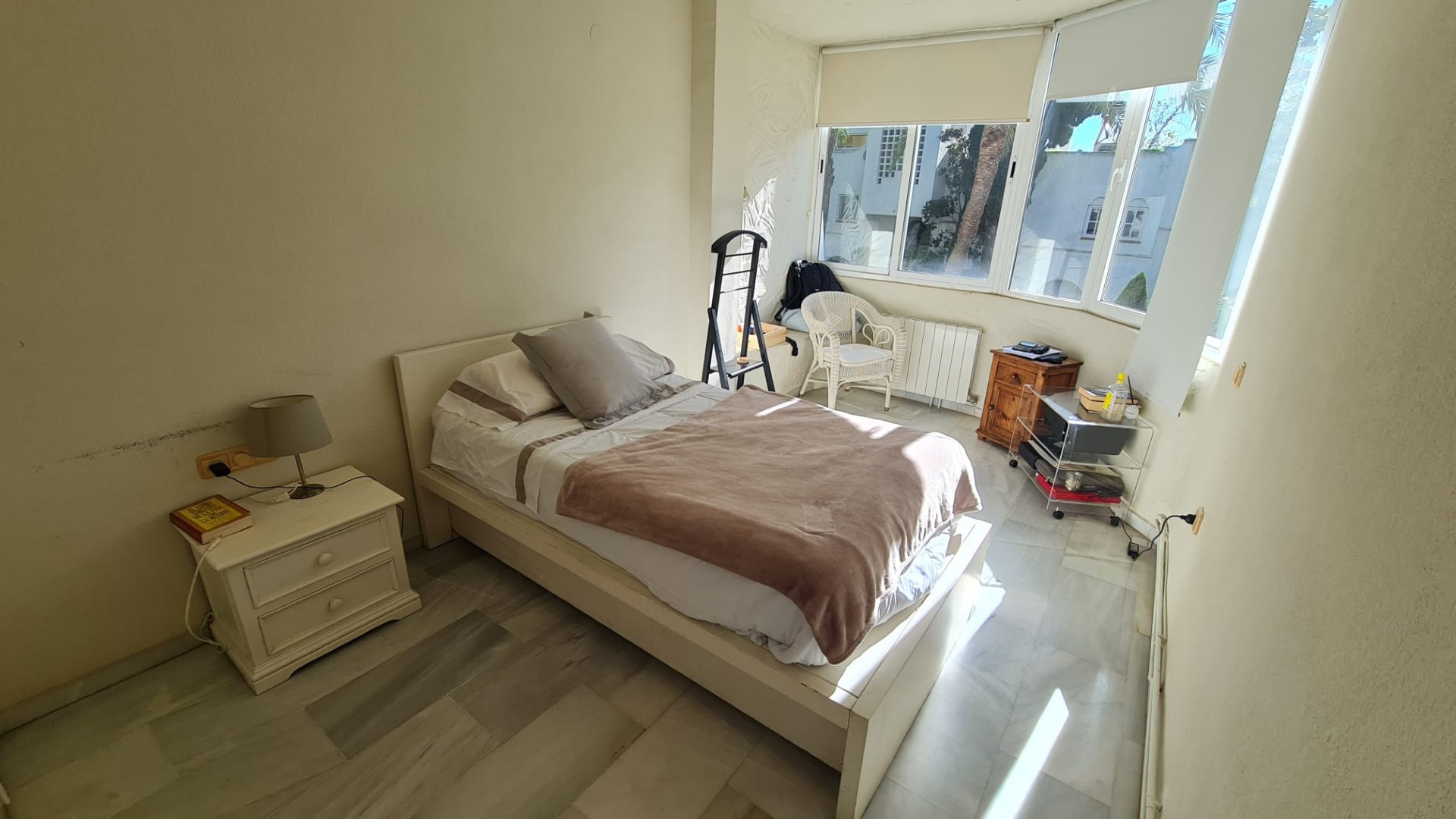 Fantástica ubicación, apartamento dúplex en planta baja de 3 dormitorios en Marbella Real