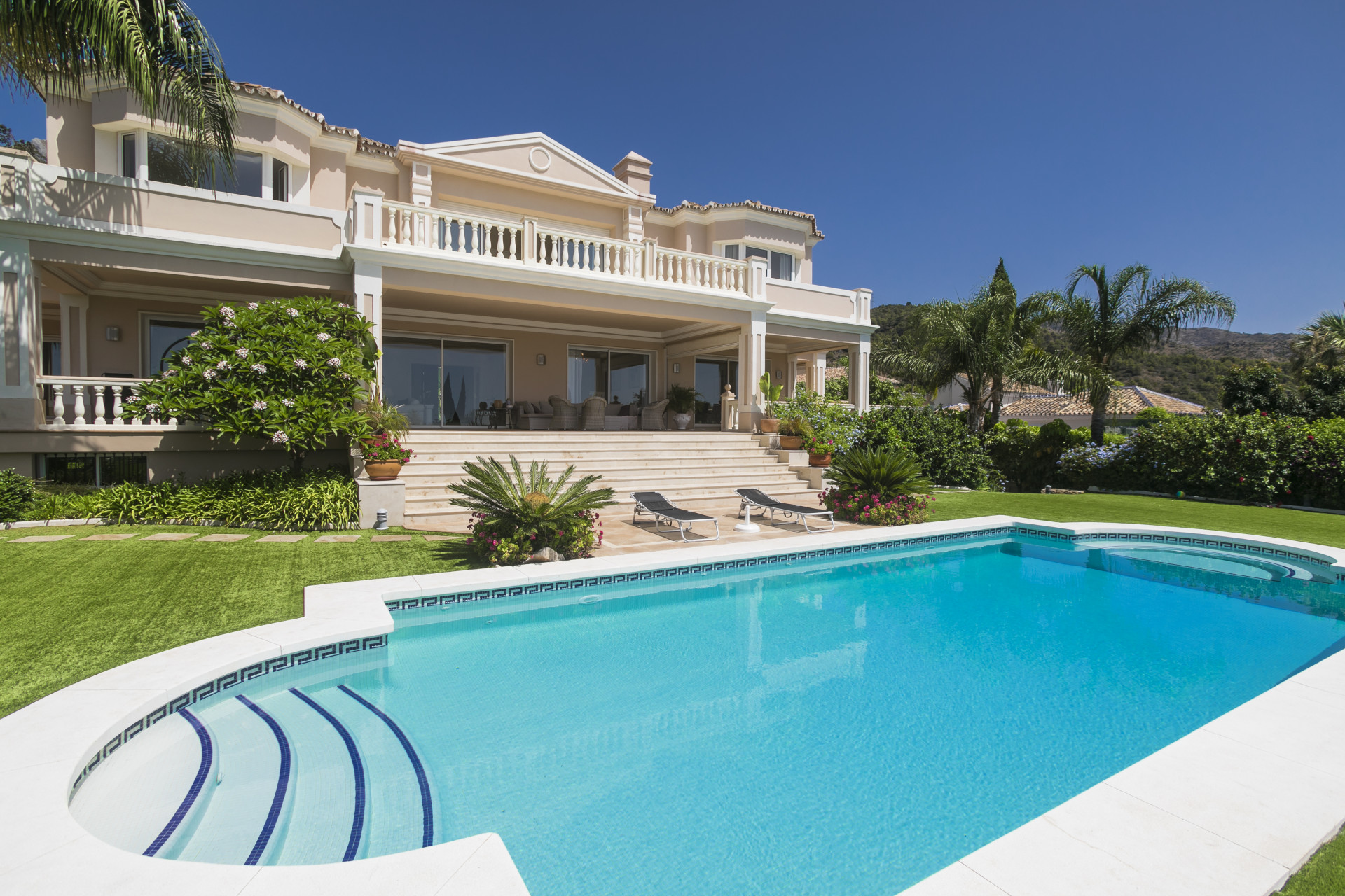 Classical style villa in Sierra Blanca and Cascada de Camojan