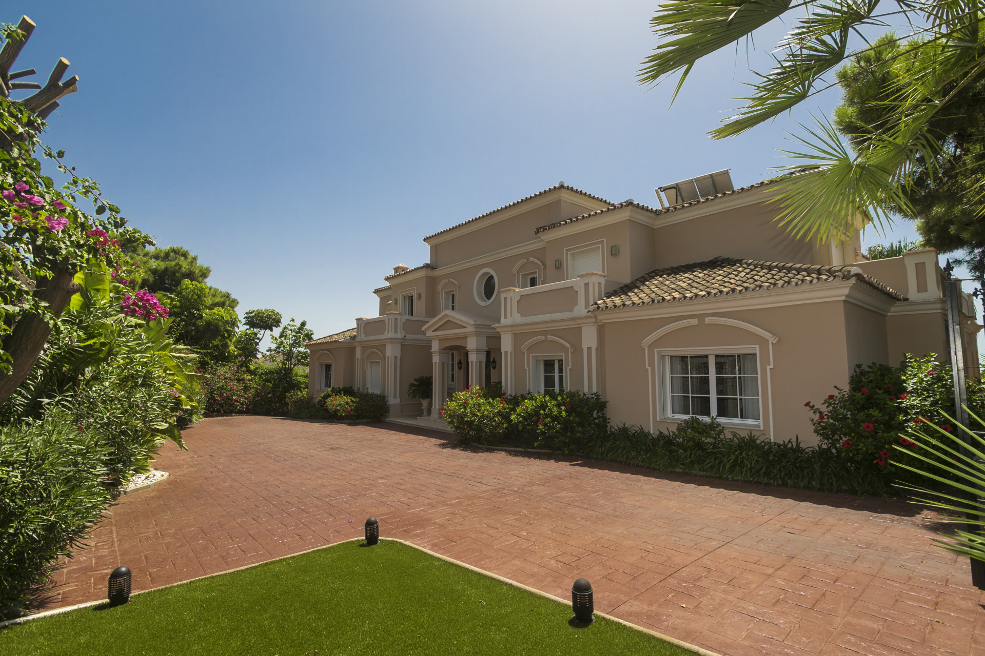 Classical style villa in Sierra Blanca and Cascada de Camojan