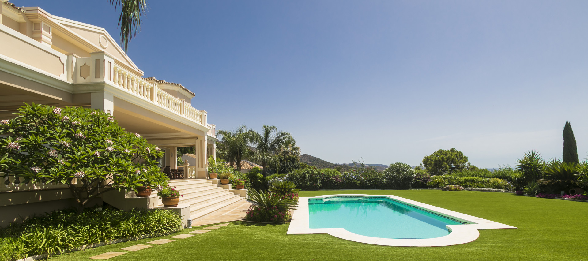 Villa clásica en Sierra Blanca y Cascada de Camojan