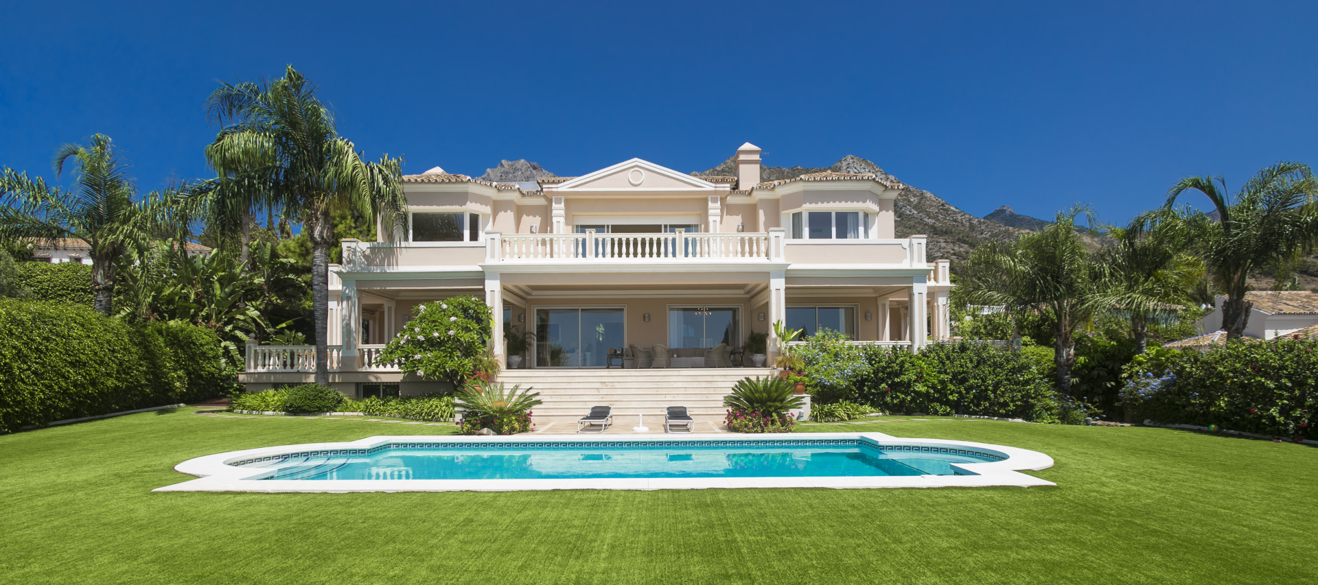 Classical style villa in Sierra Blanca and Cascada de Camojan