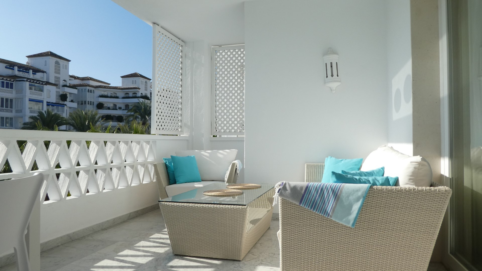 Apartamento contemporáneo de 2 dormitorios en Las Gaviotas, Puerto Banus