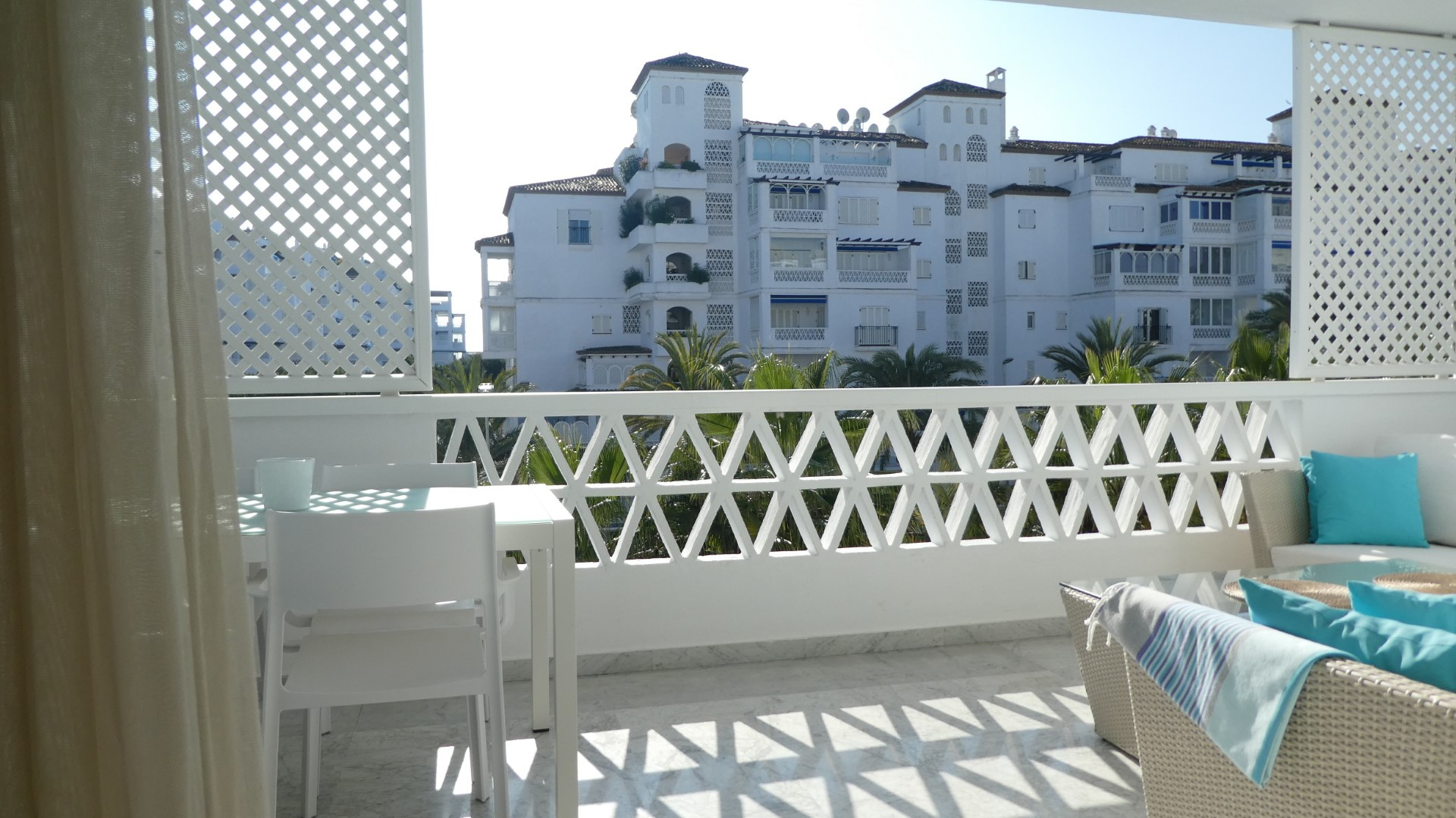 Apartamento contemporáneo de 2 dormitorios en Las Gaviotas, Puerto Banus