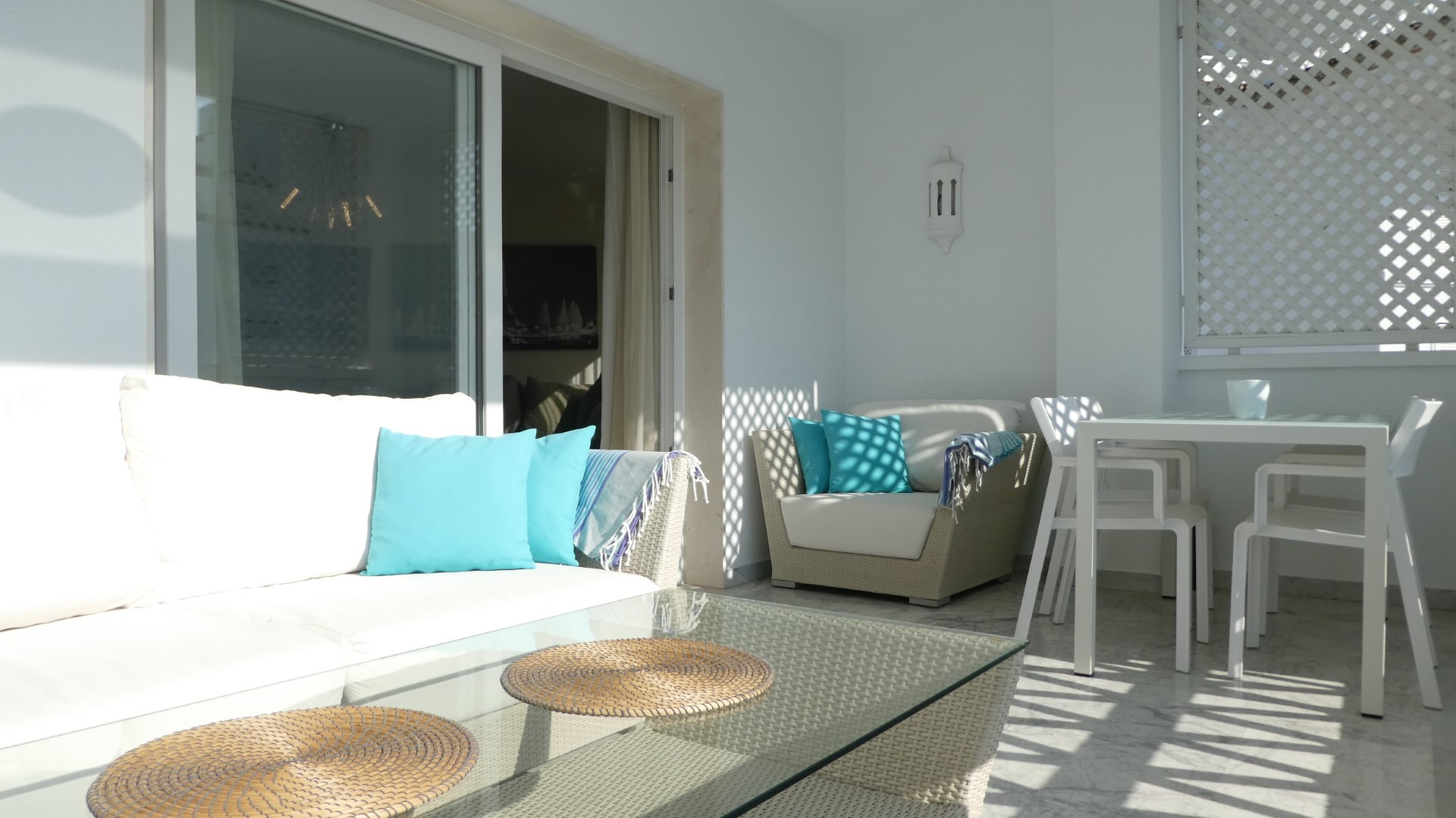 Apartamento contemporáneo de 2 dormitorios en Las Gaviotas, Puerto Banus