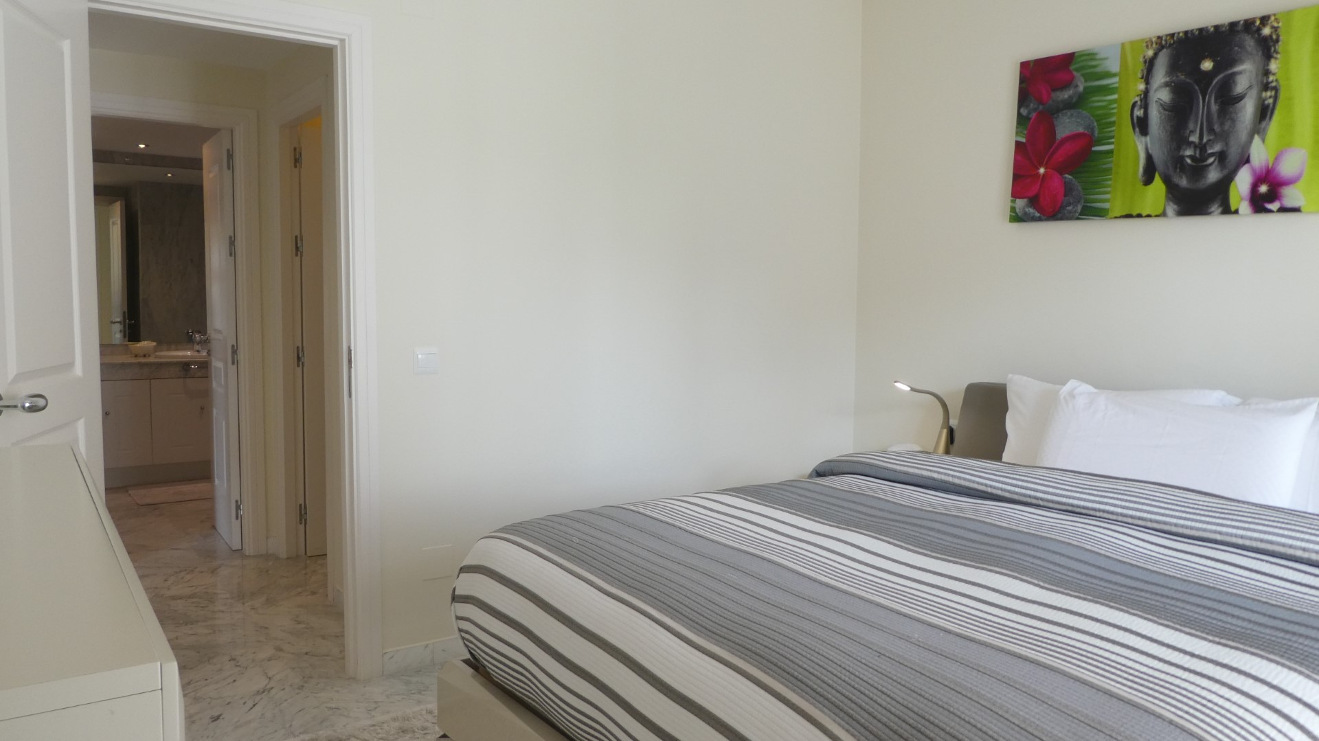 Apartamento contemporáneo de 2 dormitorios en Las Gaviotas, Puerto Banus