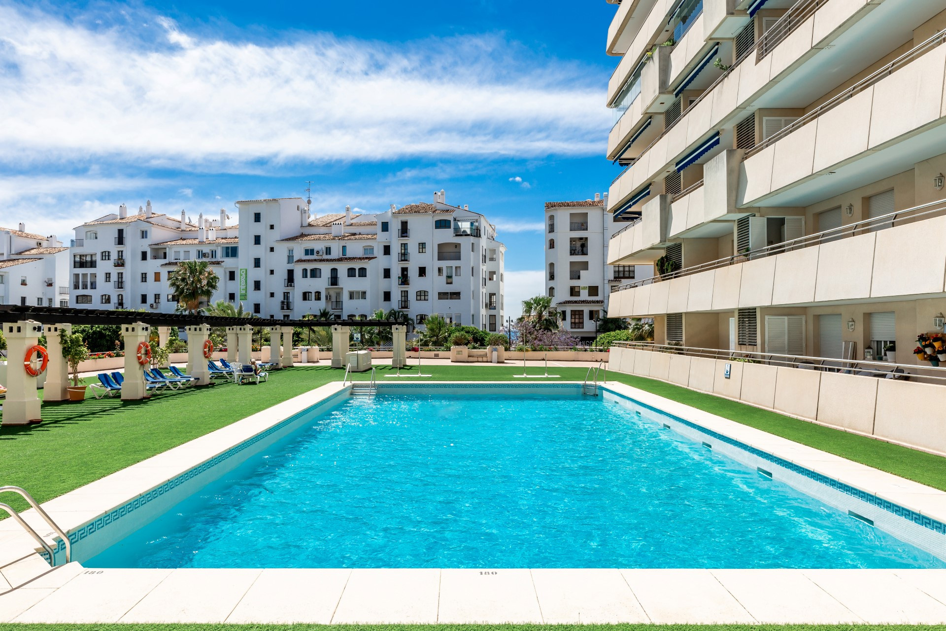 Apartamento de 2 dormitorios completamente renovada en Marina Banus