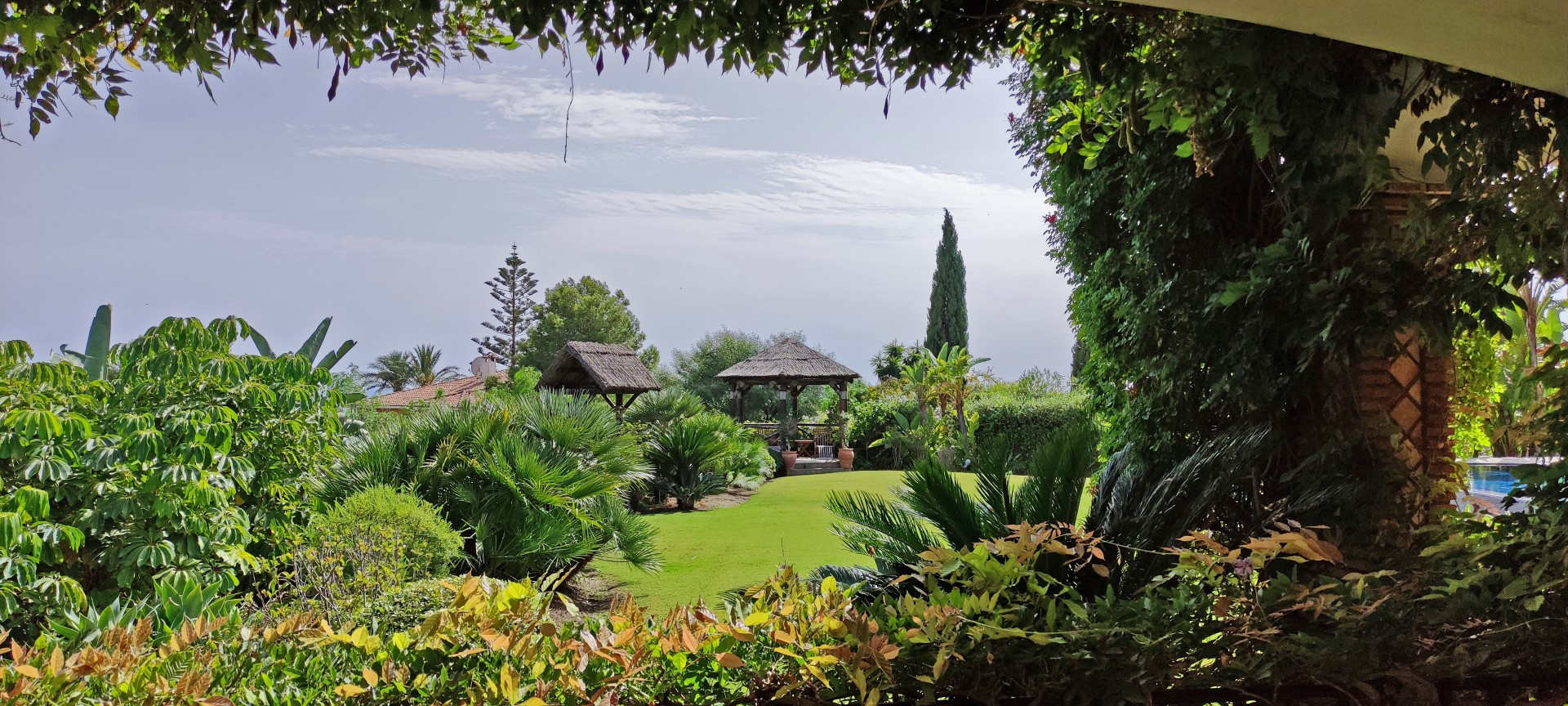 Villa de 6 dormitorios en El Paraiso Alto, Benahavis de estilo classico y estiloso. 