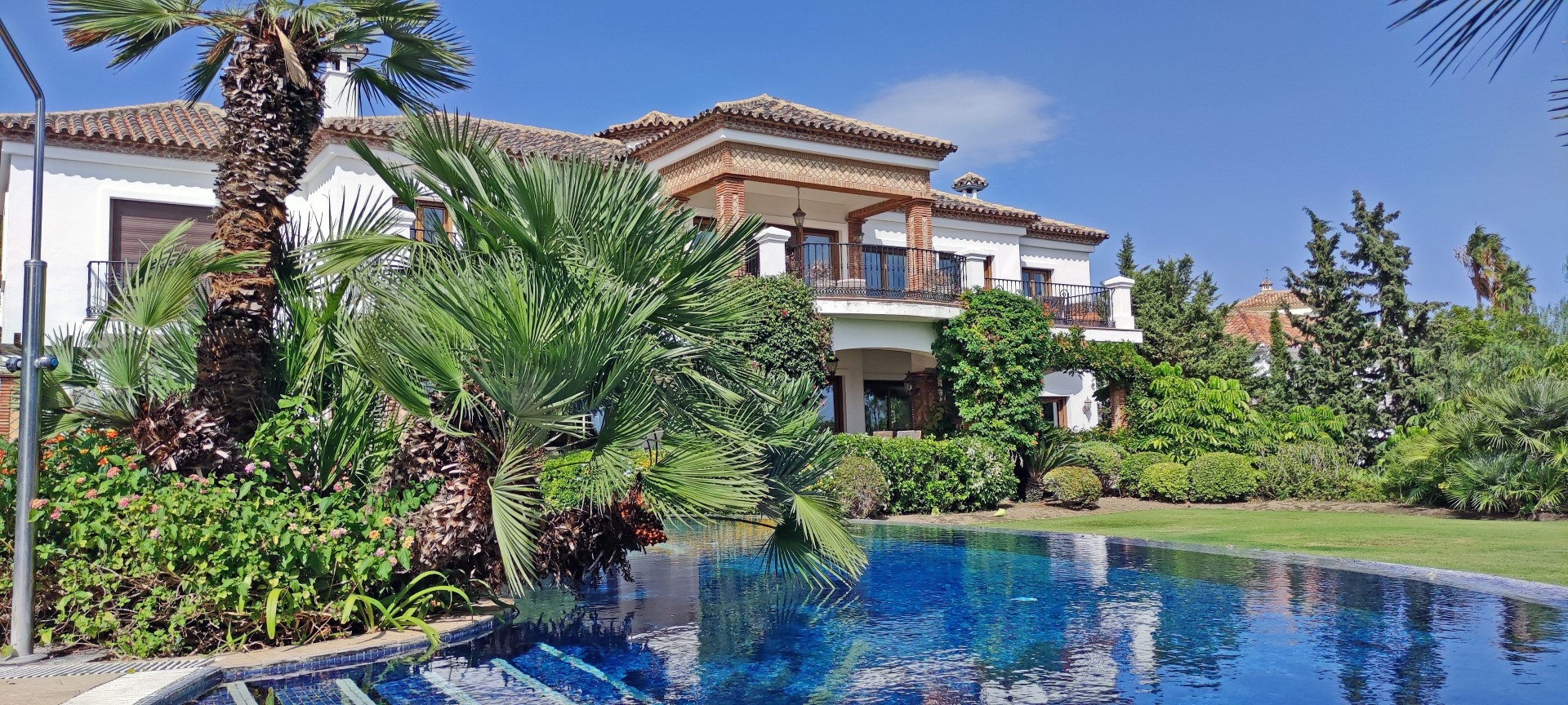 Villa de 6 dormitorios en El Paraiso Alto, Benahavis de estilo classico y estiloso. 