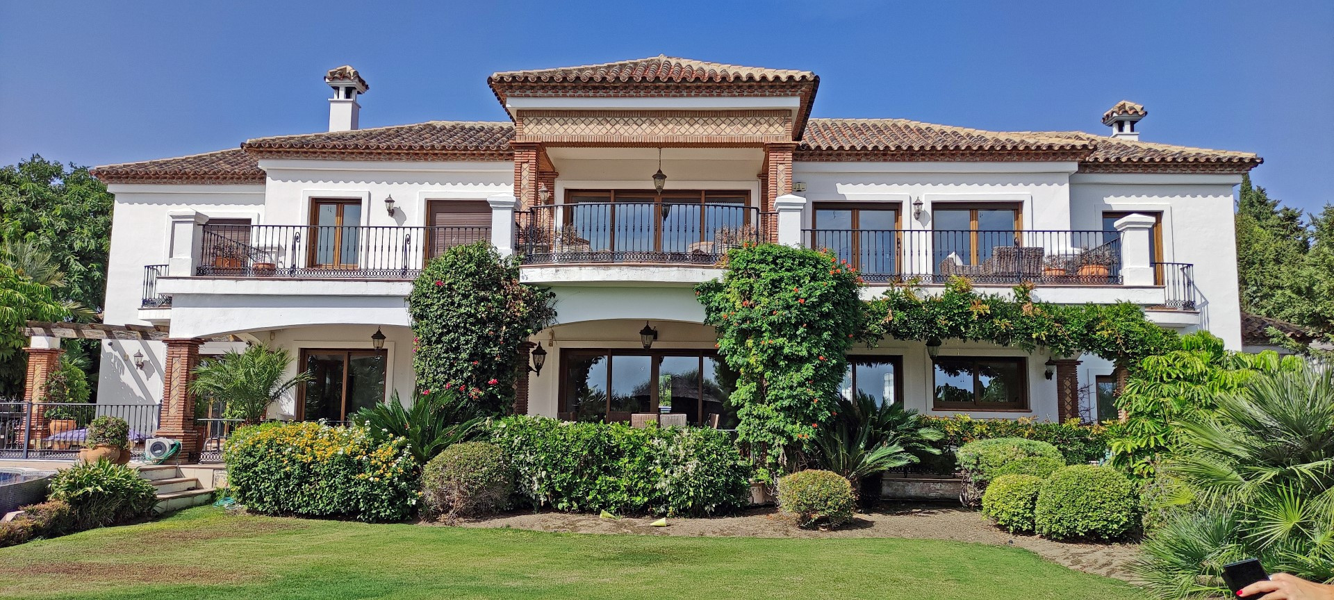 Villa de 6 dormitorios en El Paraiso Alto, Benahavis de estilo classico y estiloso. 