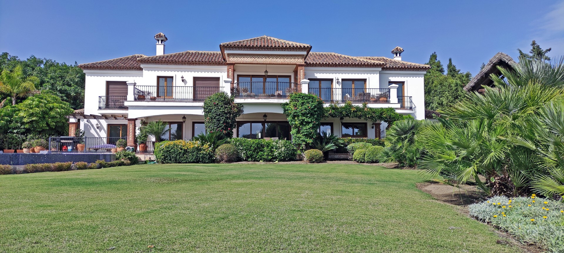 Villa de 6 dormitorios en El Paraiso Alto, Benahavis de estilo classico y estiloso. 