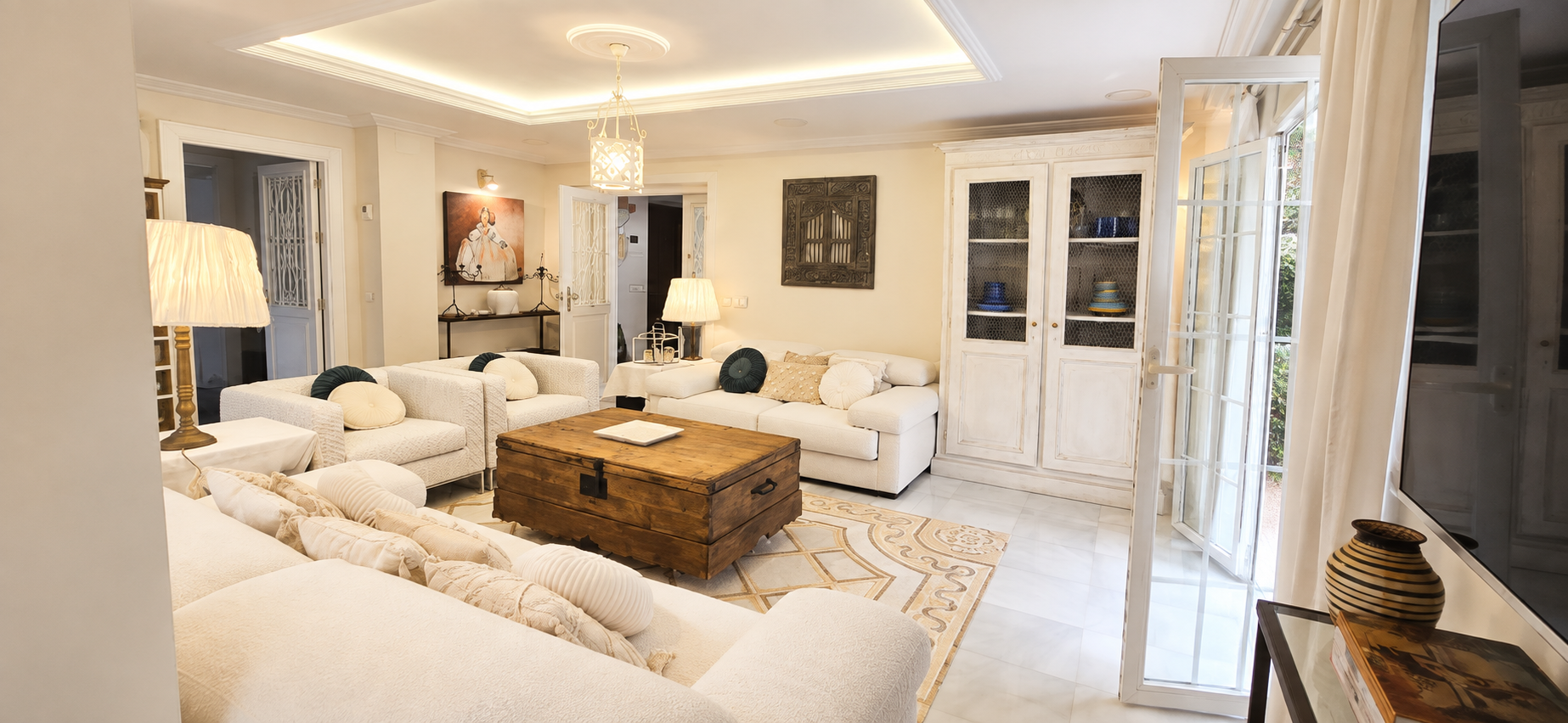 Villa privada de 4 dormitorios de estilo clásico en Nueva Andalucía