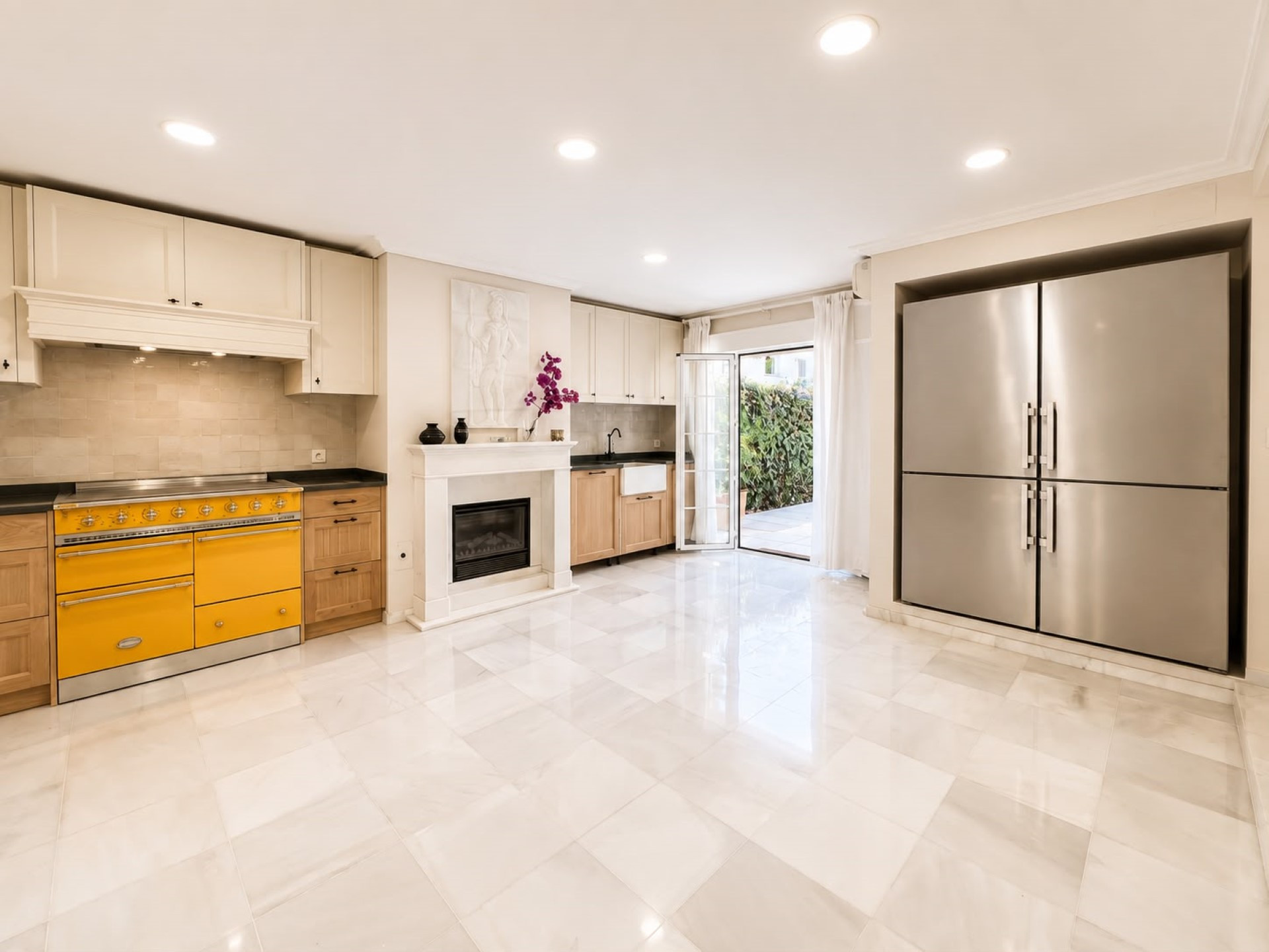 Classical style private 4 bedroom villa in Nueva Andalucia 