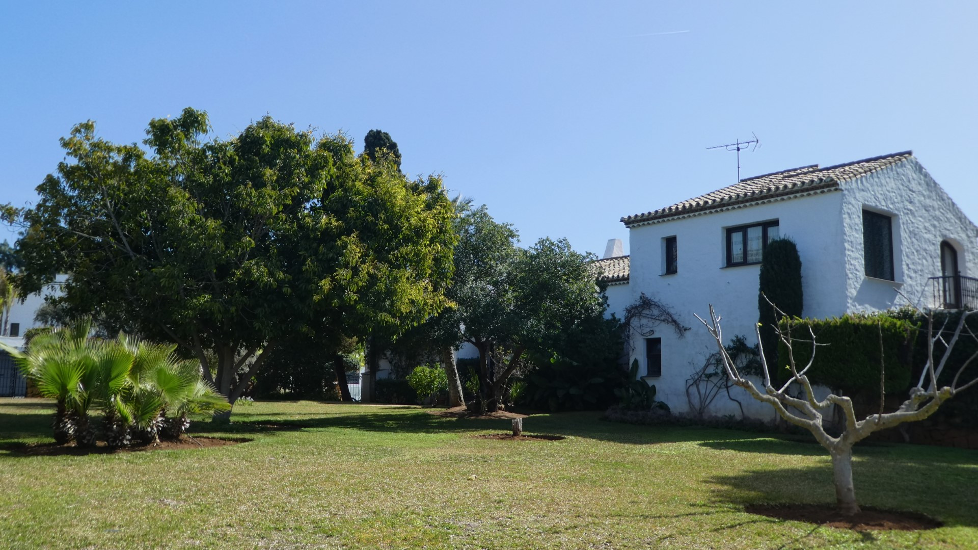 Charismatic second line beach villa in El Paraiso Barronal