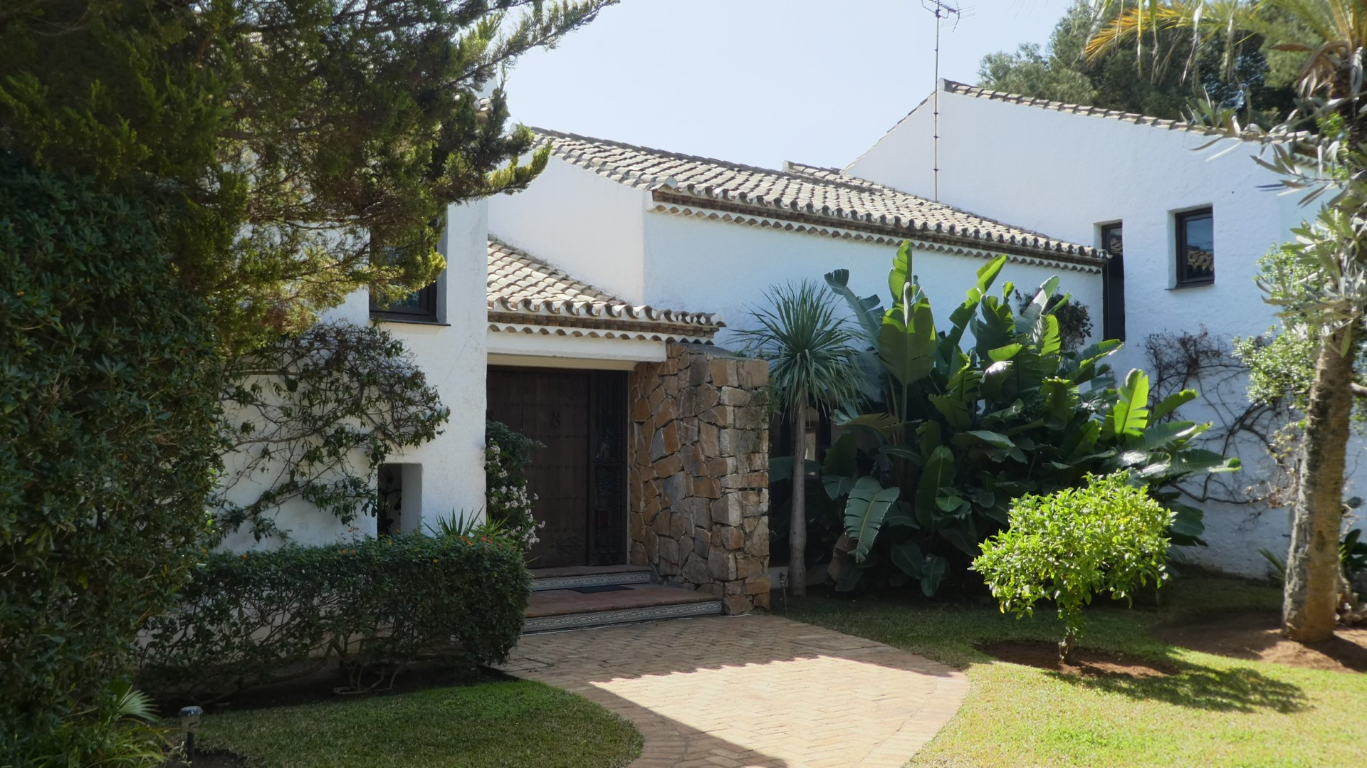 Charismatic second line beach villa in El Paraiso Barronal