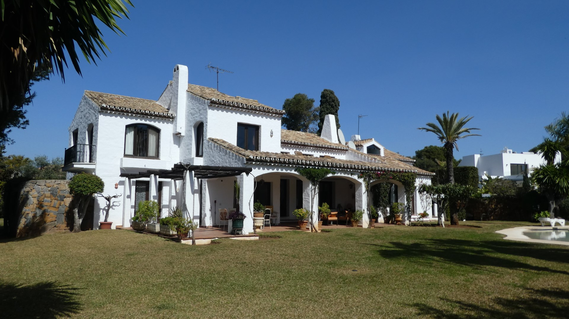 Charismatic second line beach villa in El Paraiso Barronal