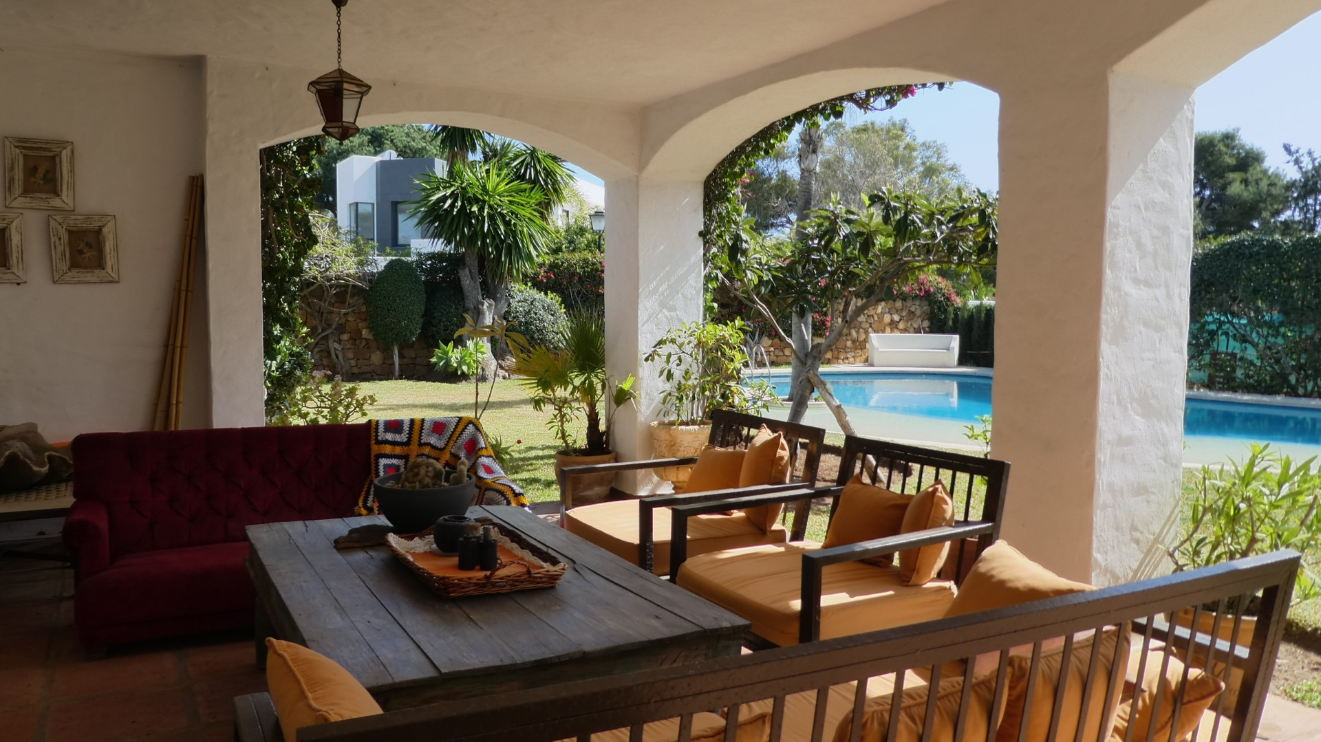 Charismatic second line beach villa in El Paraiso Barronal