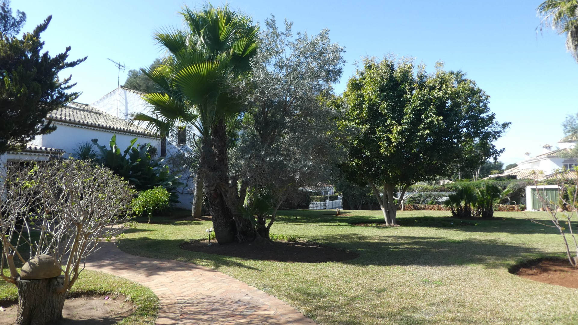 Charismatic second line beach villa in El Paraiso Barronal