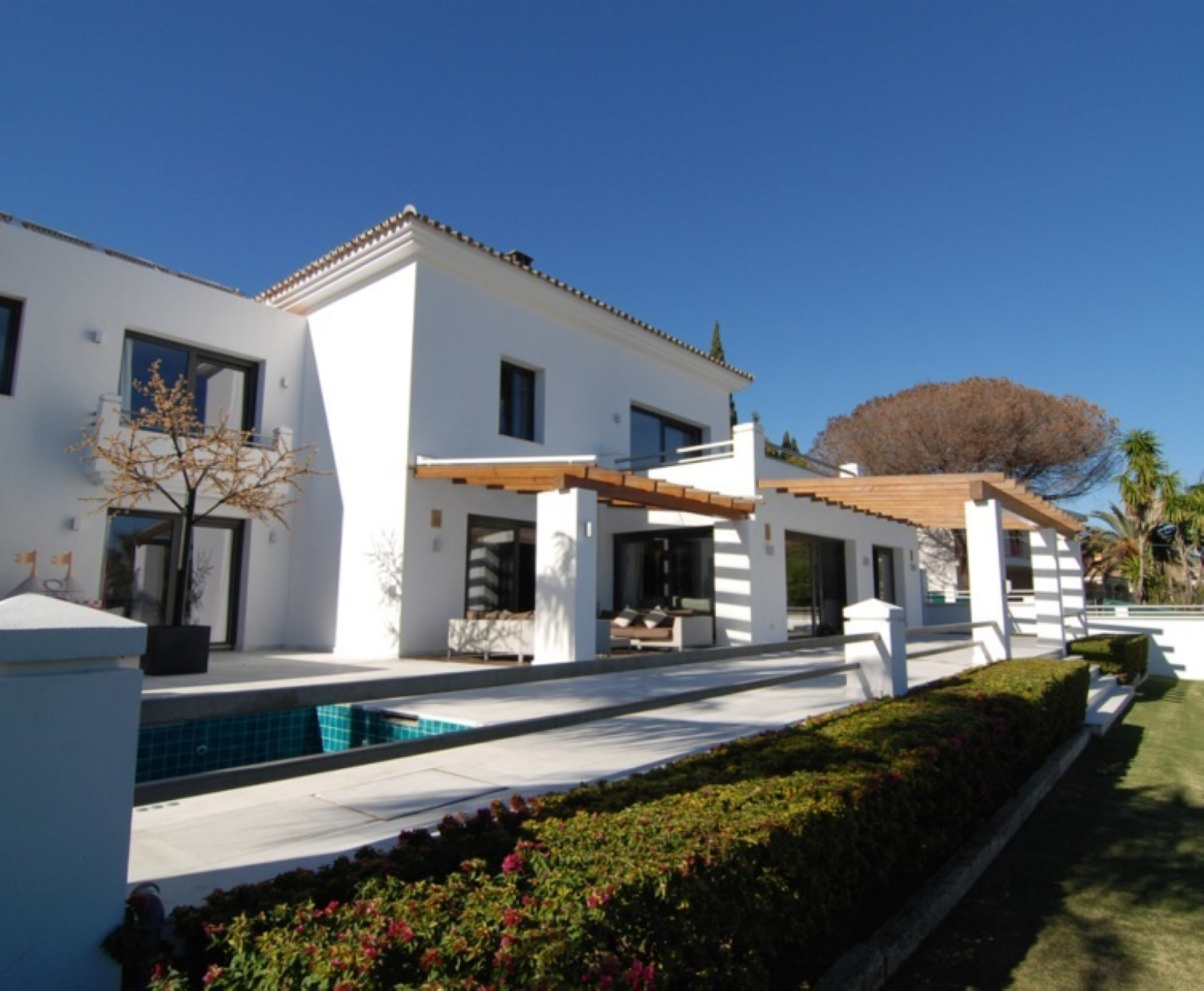 A fully refurbished modern 6 bedroom villa in Nueva Andalucia