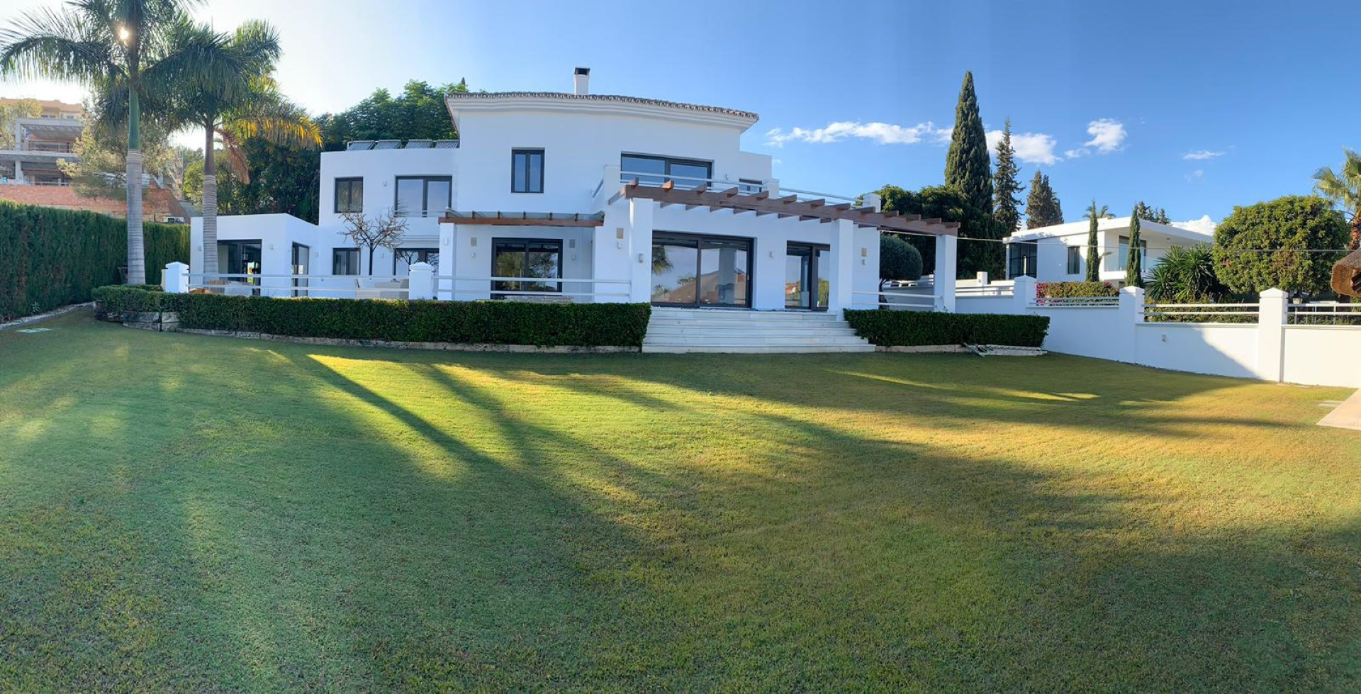 A fully refurbished modern 6 bedroom villa in Nueva Andalucia