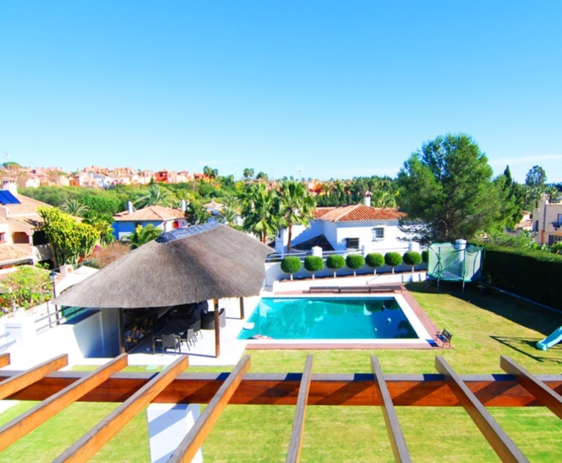 A fully refurbished modern 6 bedroom villa in Nueva Andalucia