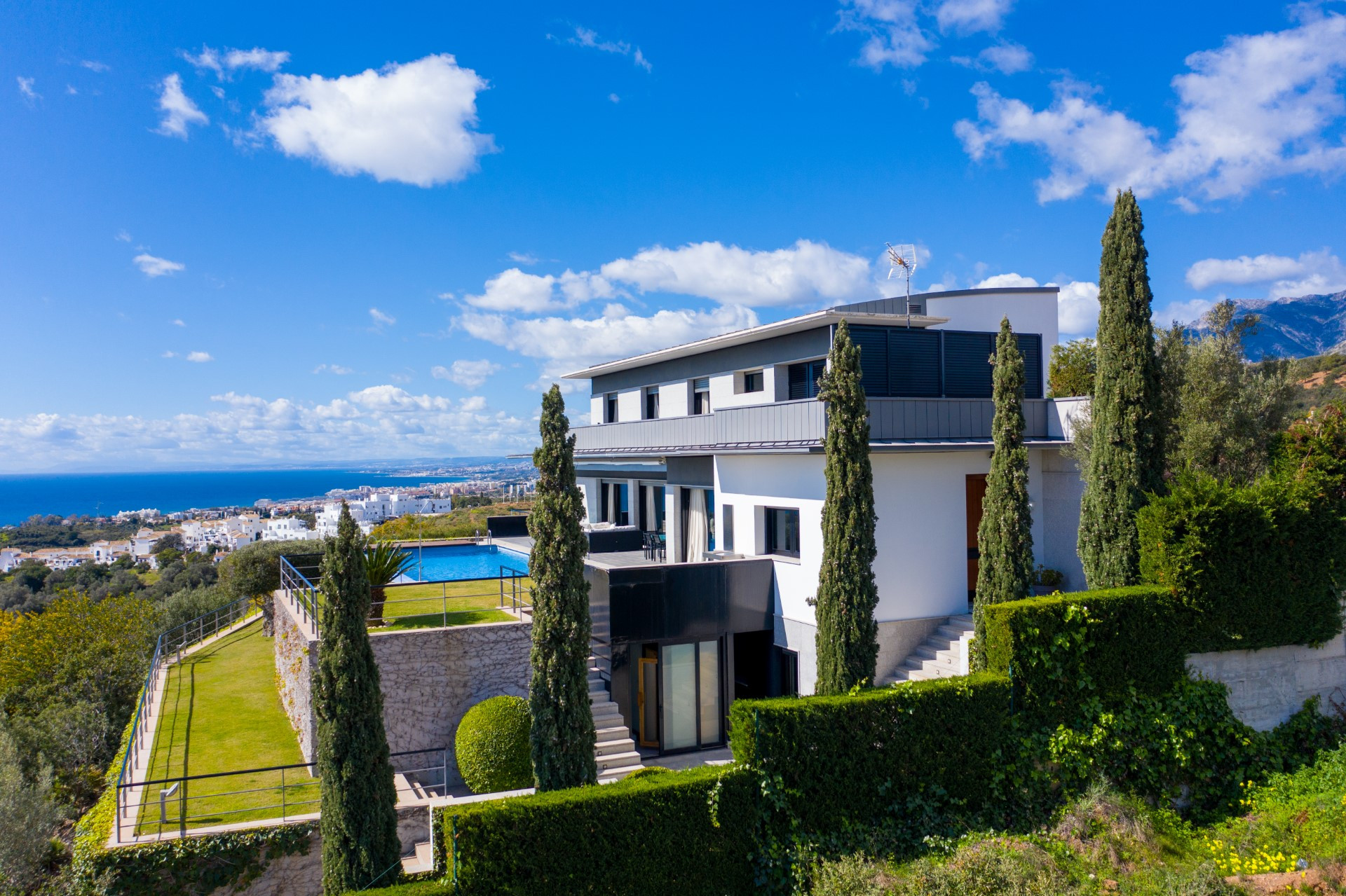 Una impresionante villa de 5 dormitorios con vistas al mar en Los Altos de Los Monteros 