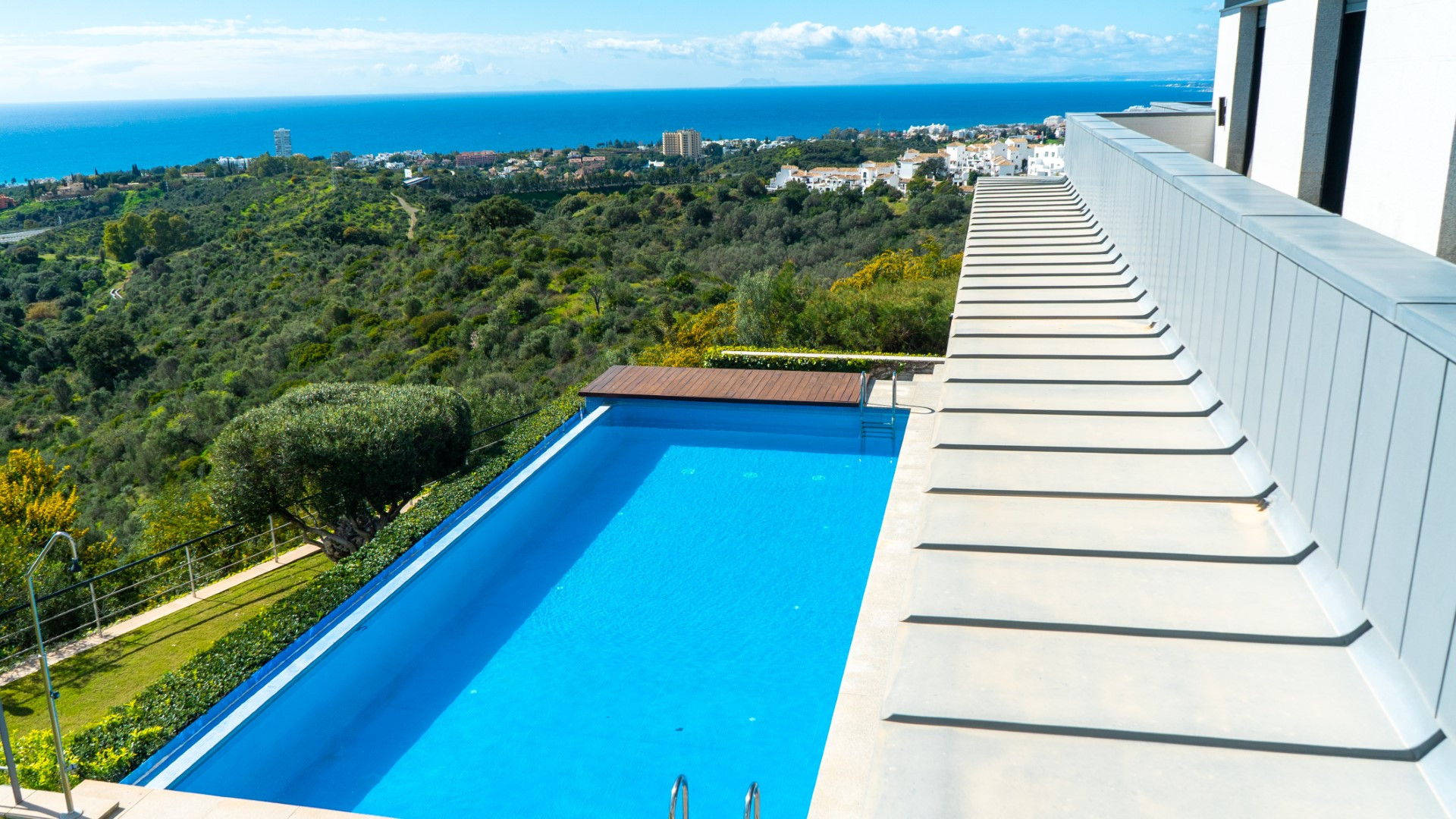 Una impresionante villa de 5 dormitorios con vistas al mar en Los Altos de Los Monteros 