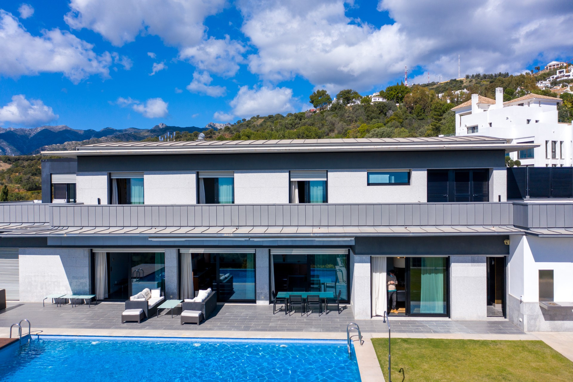 Una impresionante villa de 5 dormitorios con vistas al mar en Los Altos de Los Monteros 