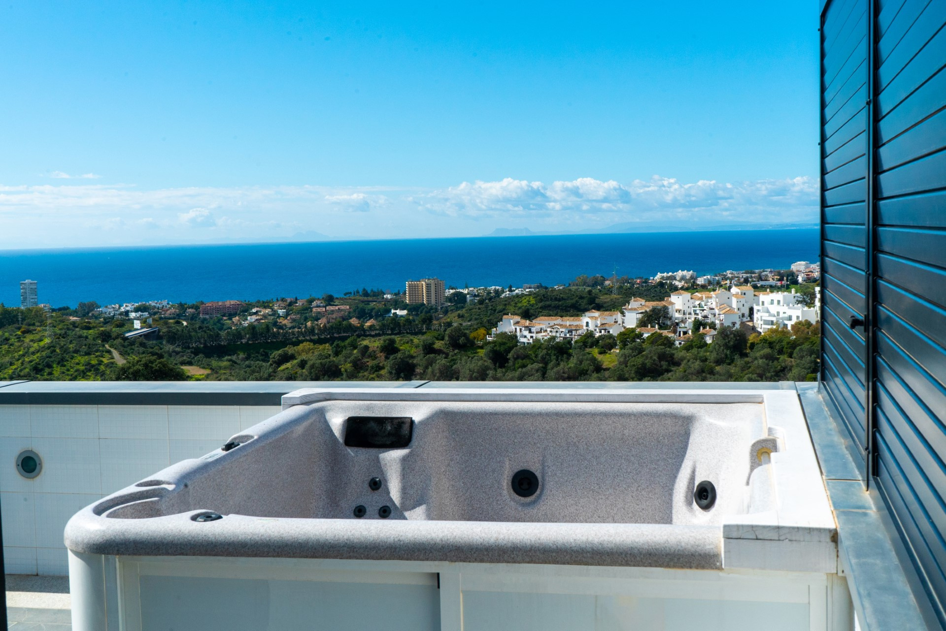 Una impresionante villa de 5 dormitorios con vistas al mar en Los Altos de Los Monteros 