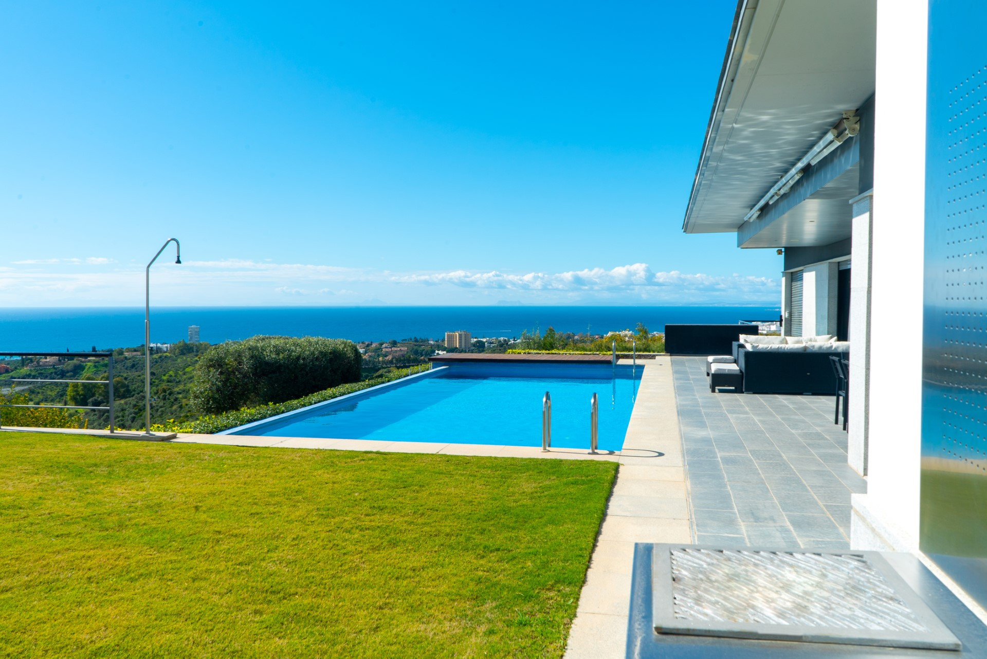 Una impresionante villa de 5 dormitorios con vistas al mar en Los Altos de Los Monteros 