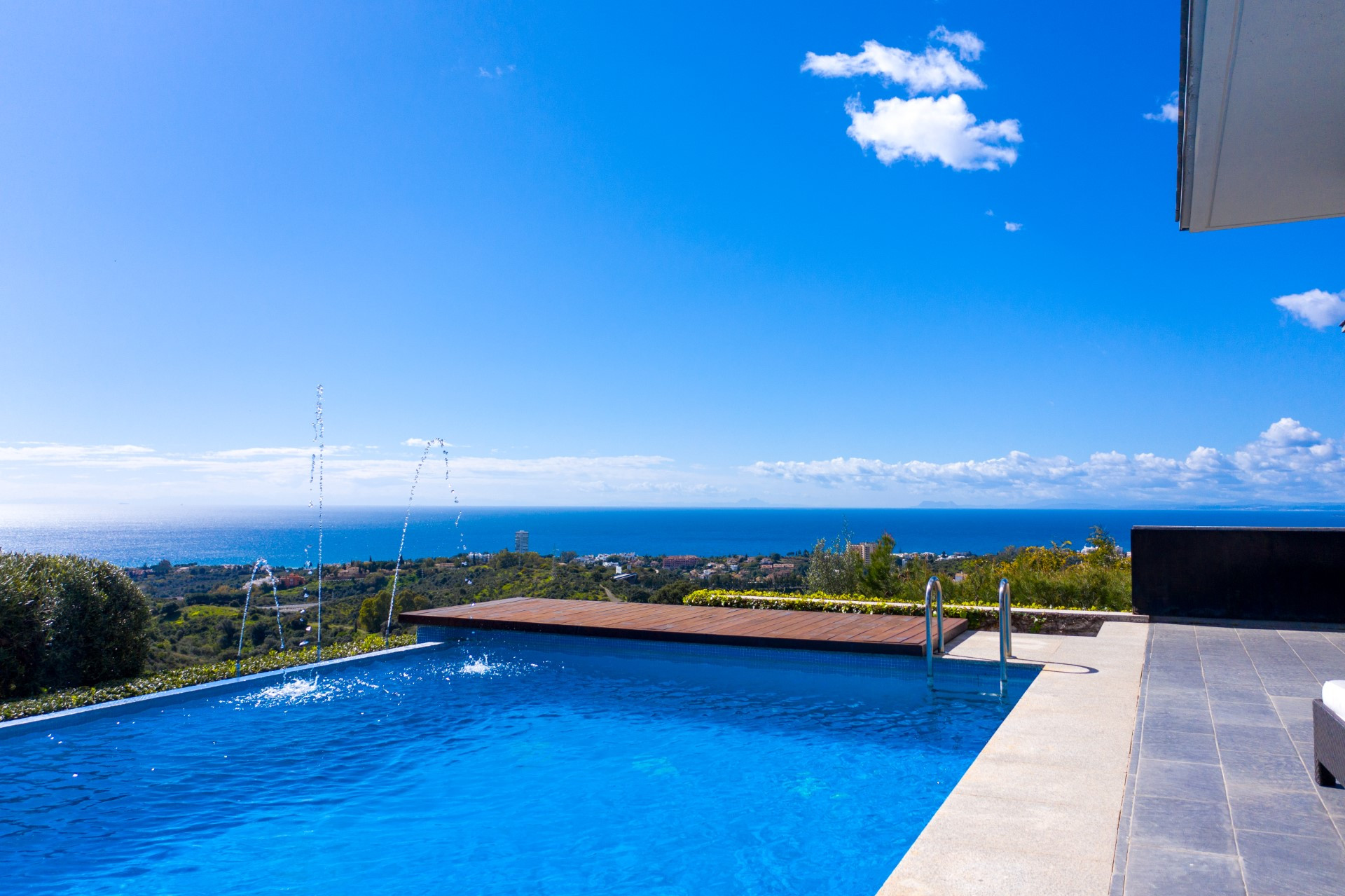 Una impresionante villa de 5 dormitorios con vistas al mar en Los Altos de Los Monteros 