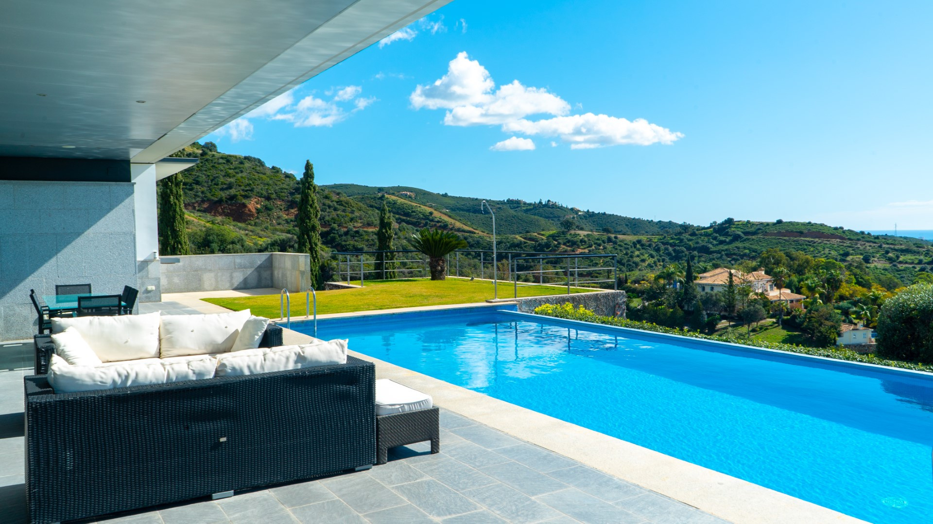 Una impresionante villa de 5 dormitorios con vistas al mar en Los Altos de Los Monteros 