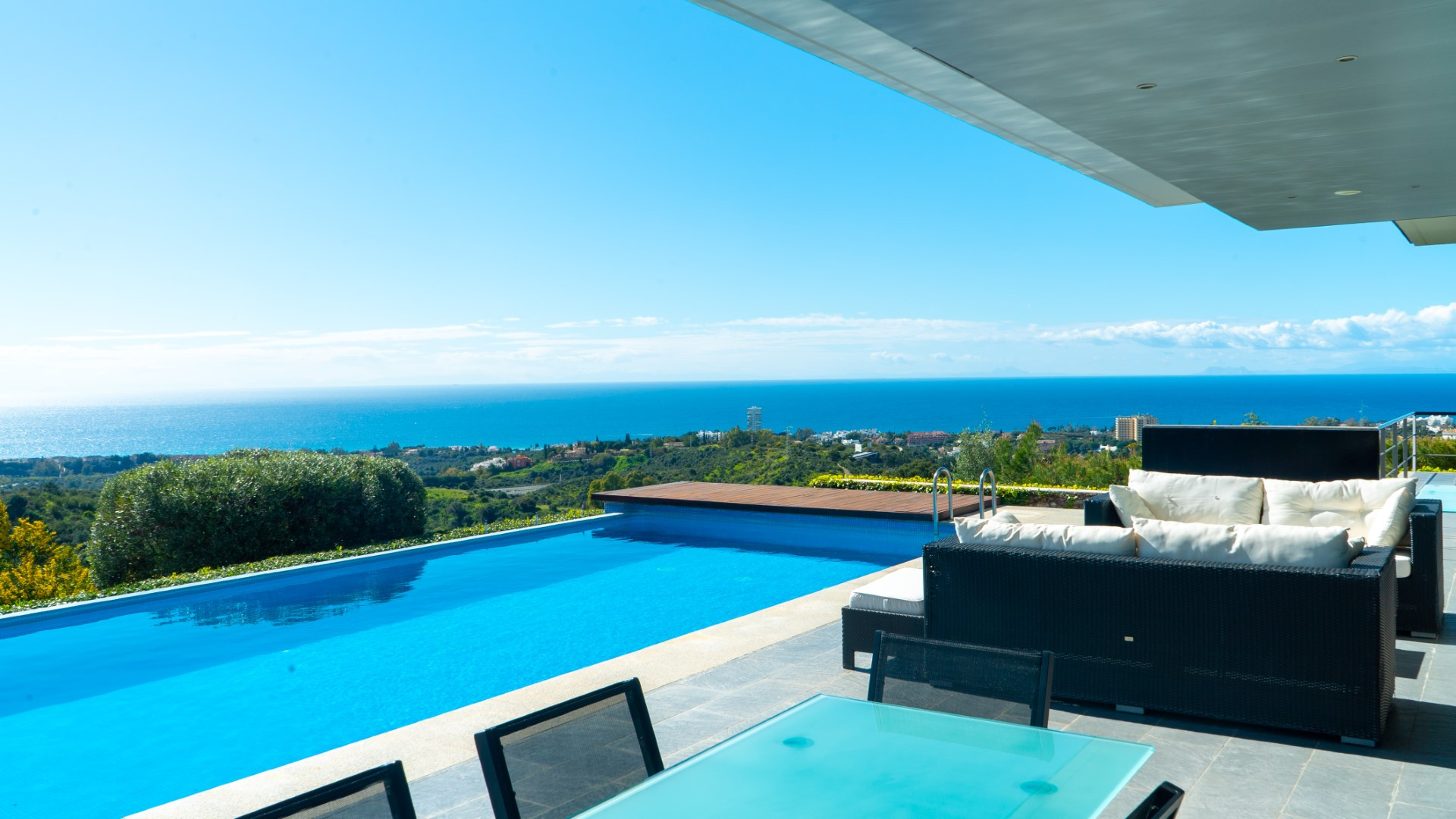 Una impresionante villa de 5 dormitorios con vistas al mar en Los Altos de Los Monteros 