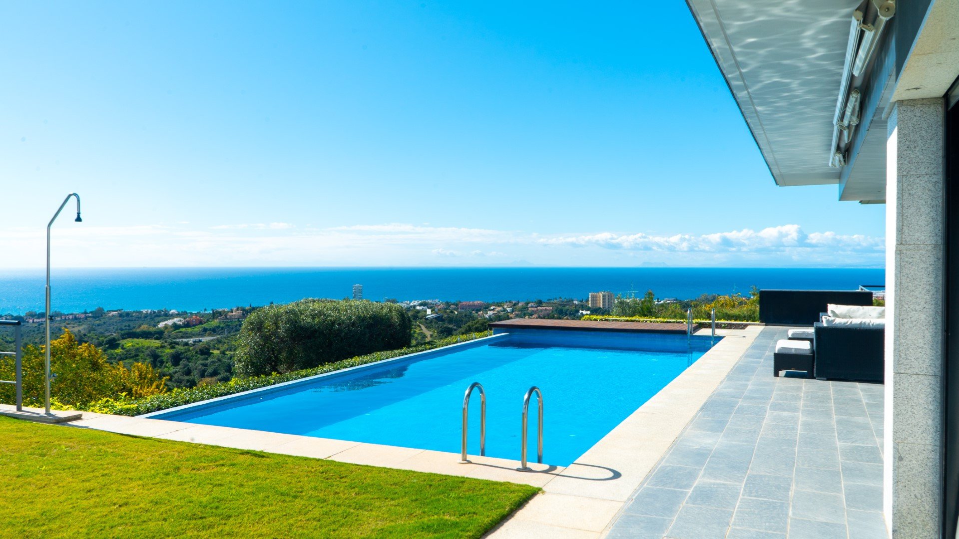 Una impresionante villa de 5 dormitorios con vistas al mar en Los Altos de Los Monteros 