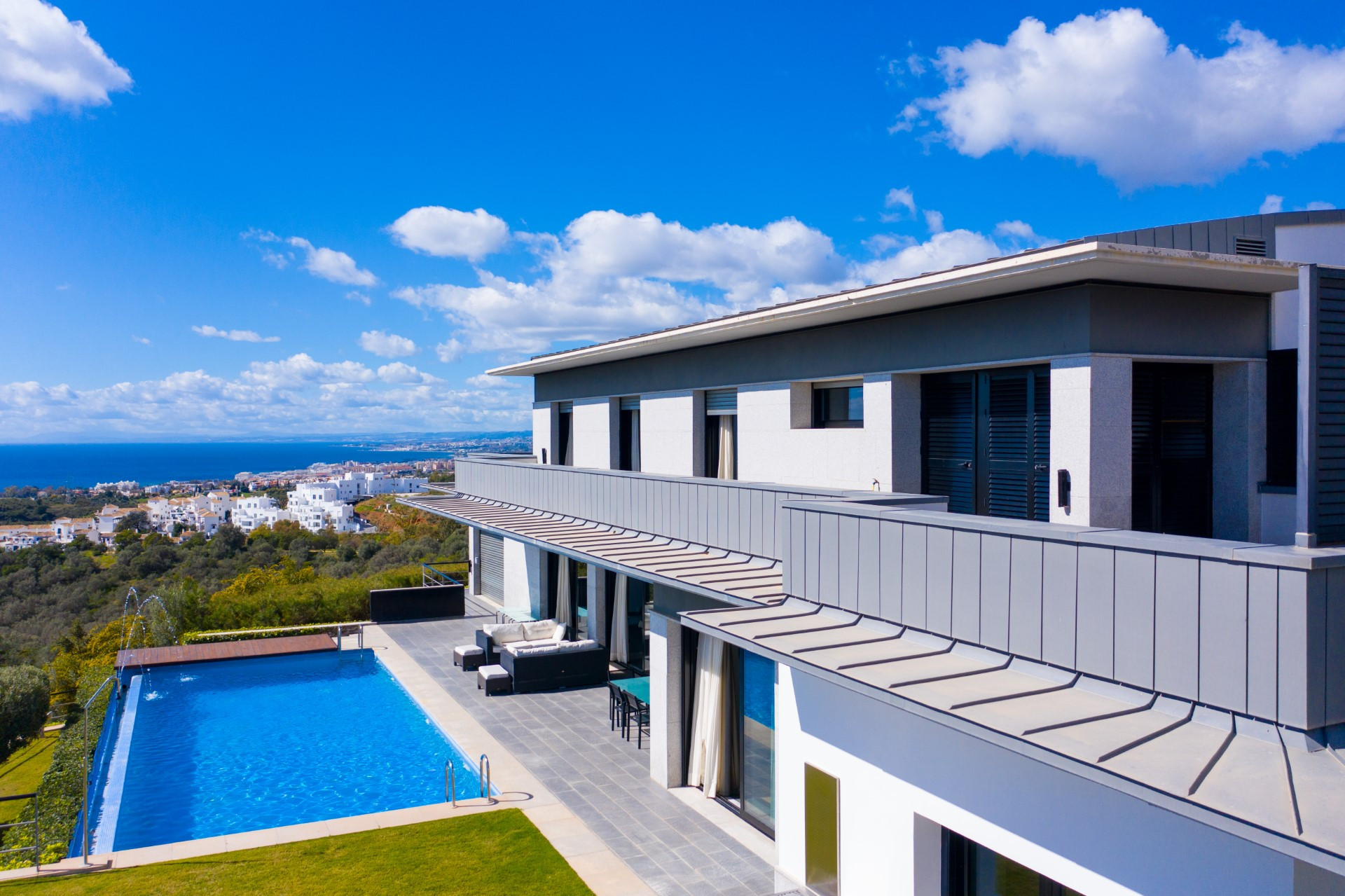 Una impresionante villa de 5 dormitorios con vistas al mar en Los Altos de Los Monteros 